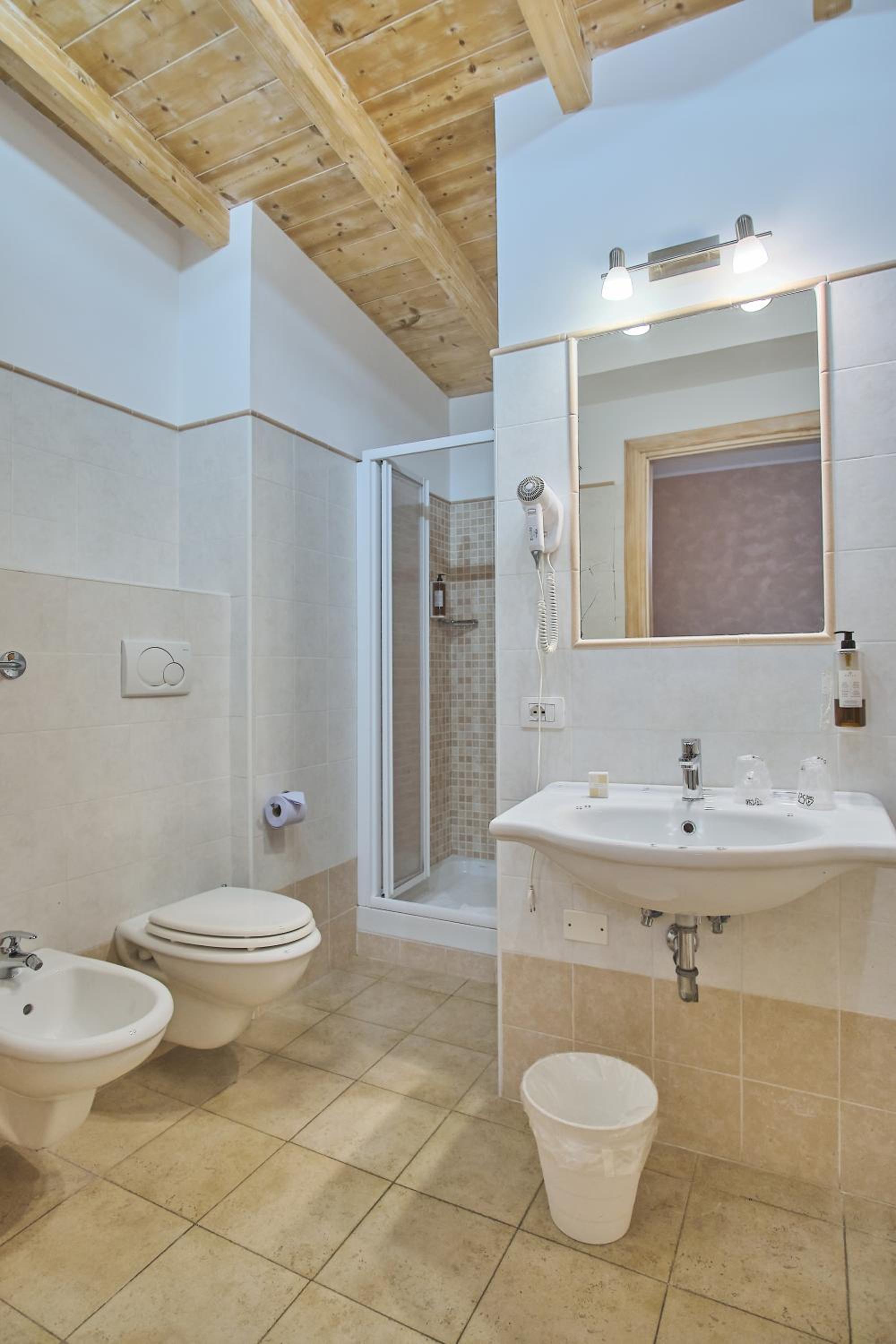 Quadruple Room with Private Bathroom - Photo 5