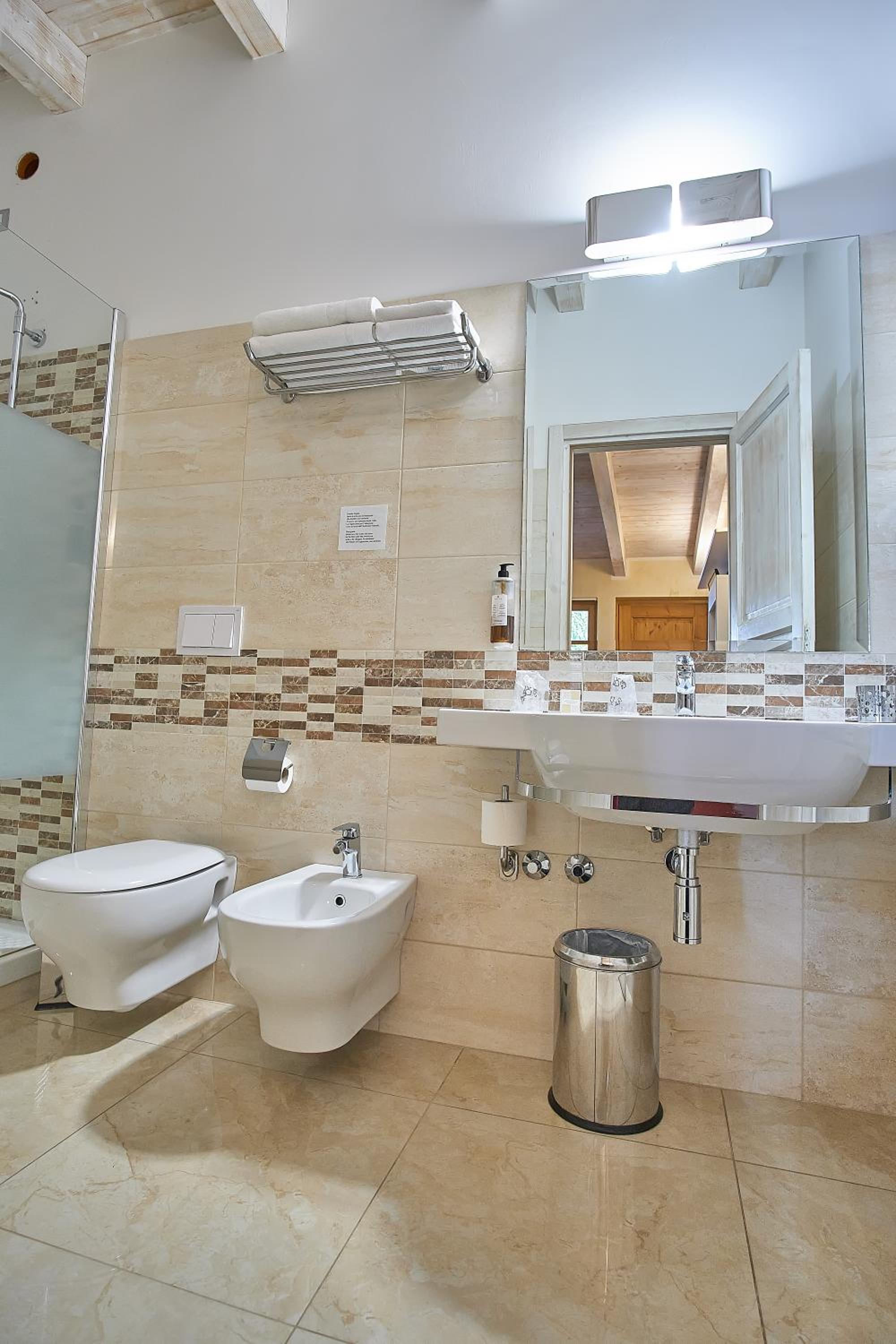 Quadruple Room with Private Bathroom - Photo 3