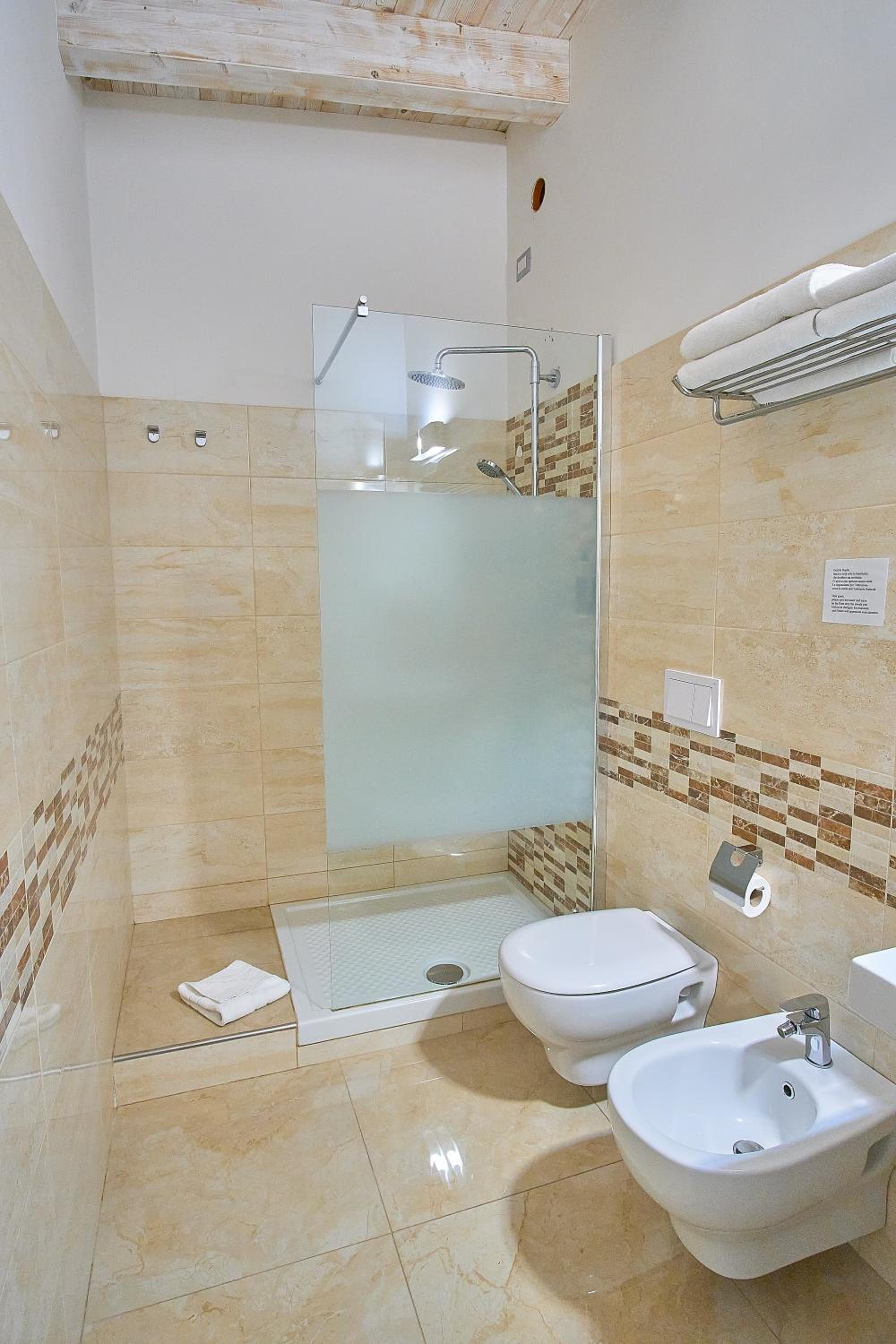 Quadruple Room with Private Bathroom - Photo 4