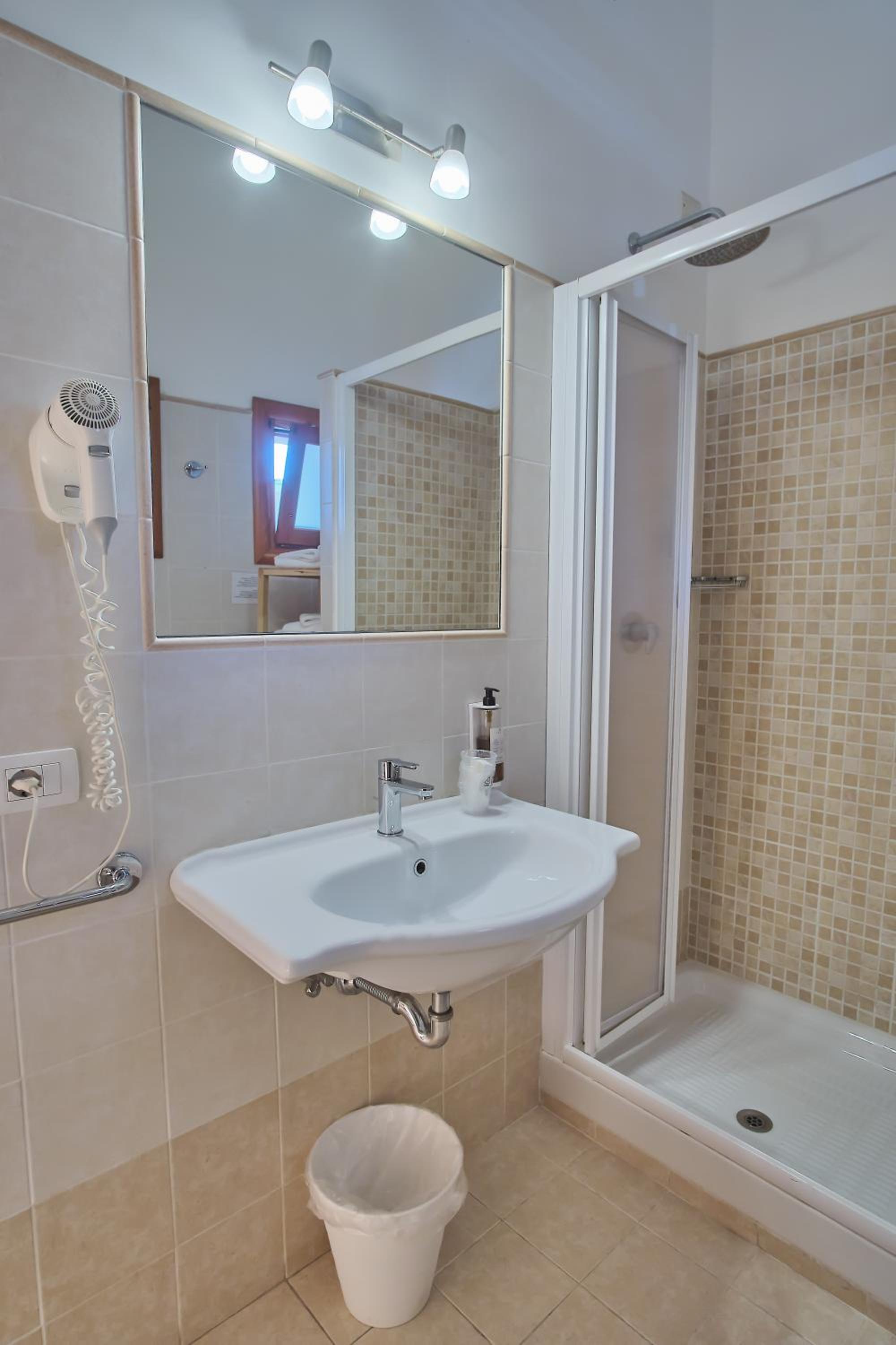 Comfort Triple Room - Photo 13