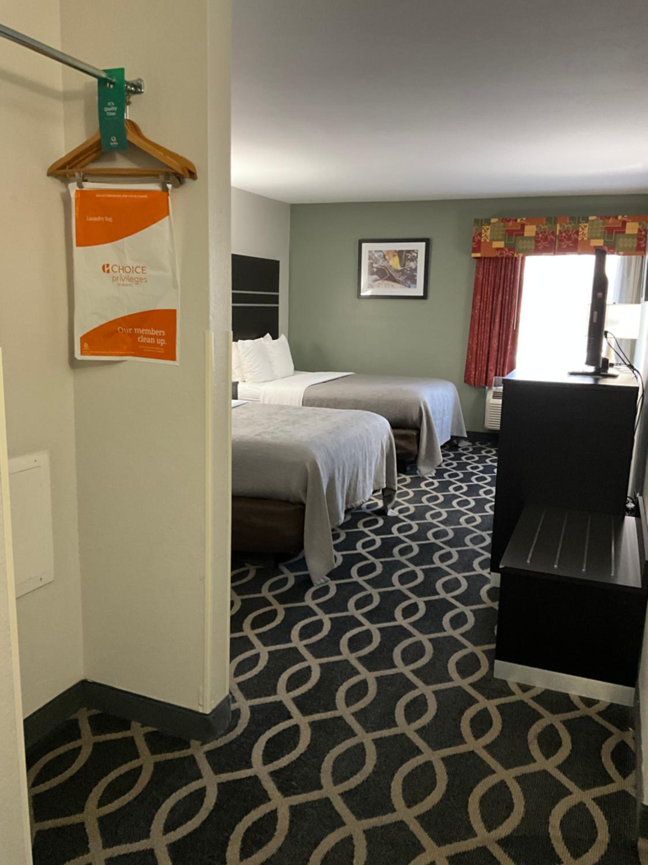 Queen Room with Two Queen Beds - Photo 2
