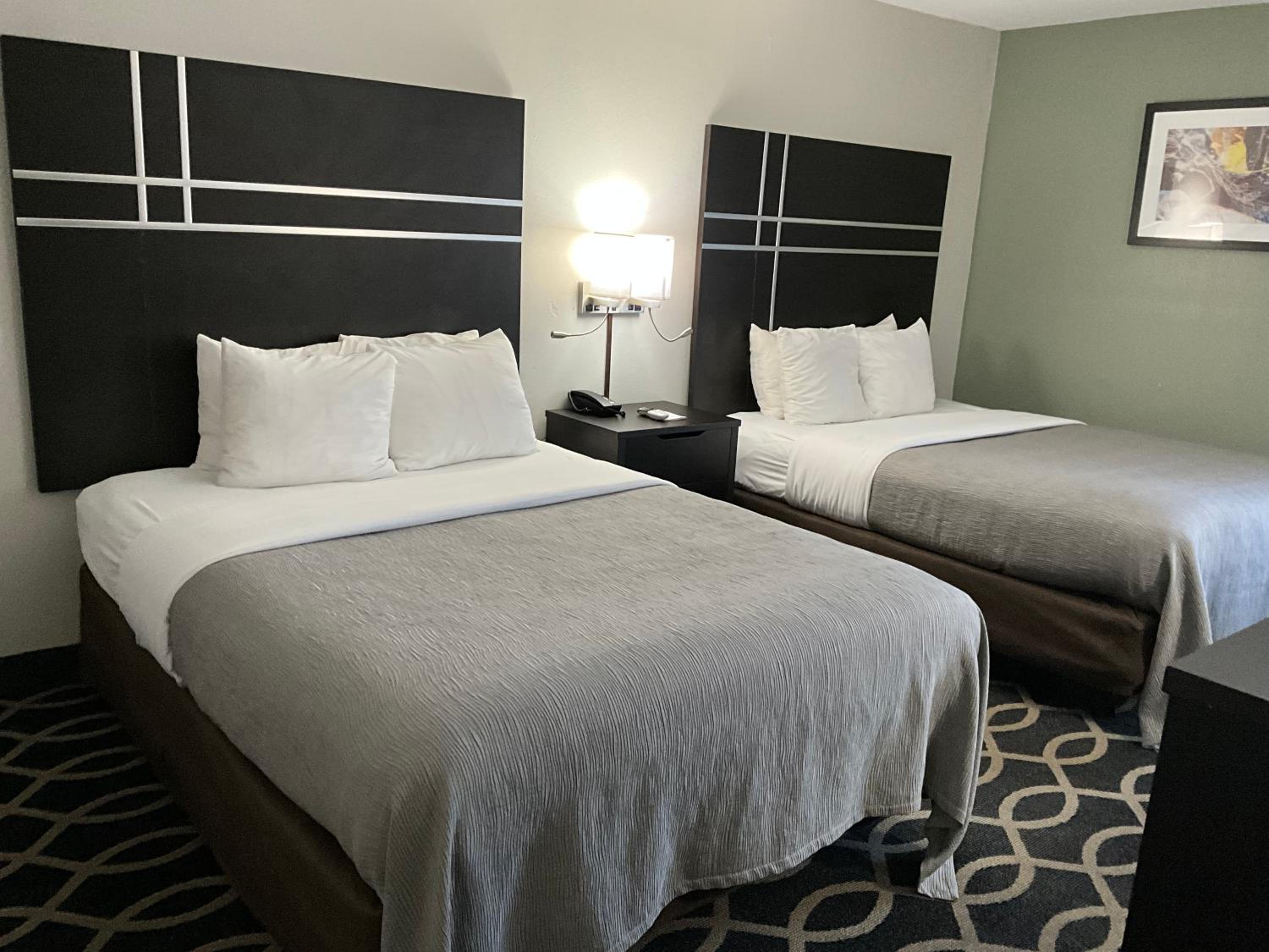 Queen Room with Two Queen Beds - Photo 3