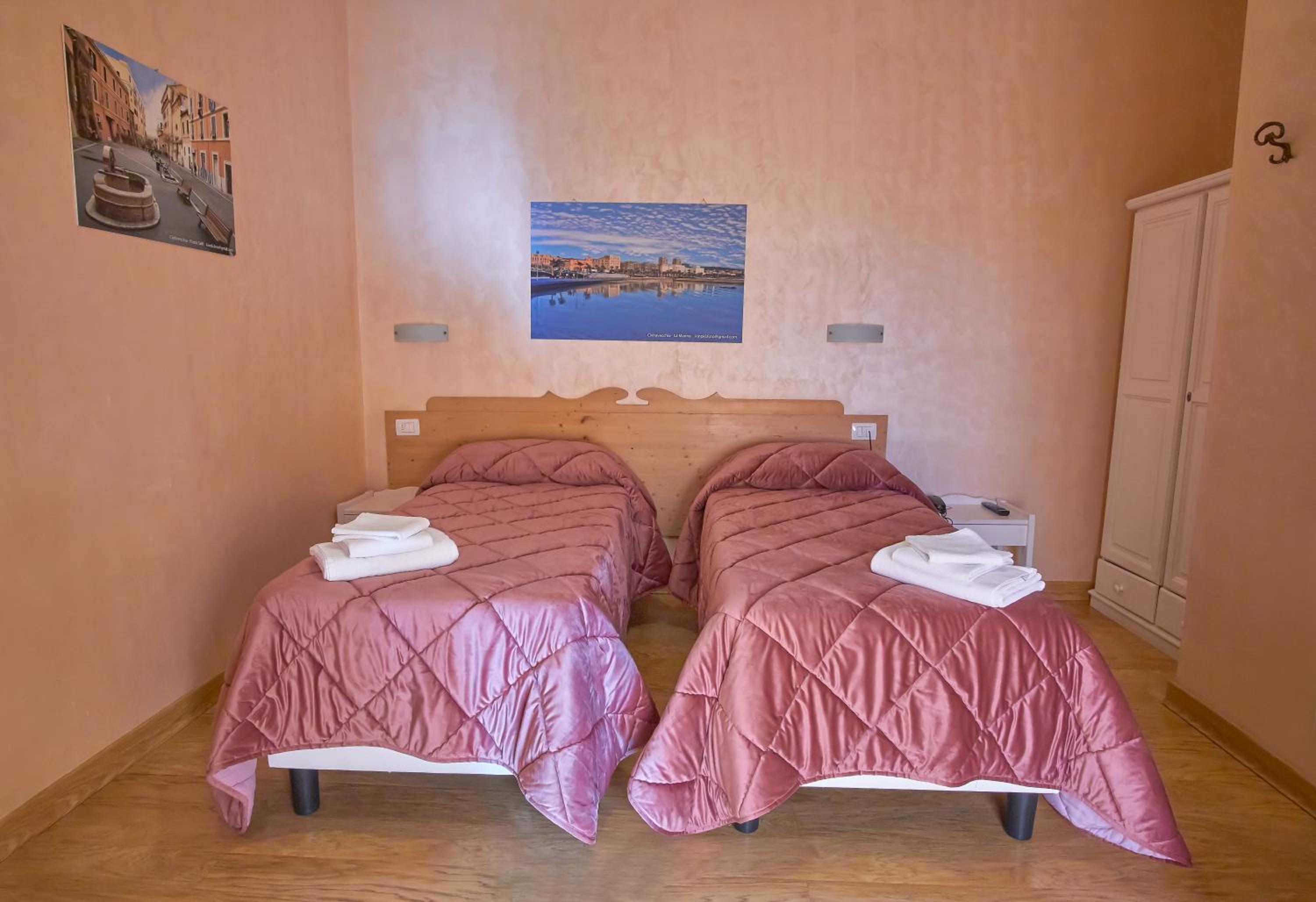 Twin Room with Private Bathroom - Photo 6
