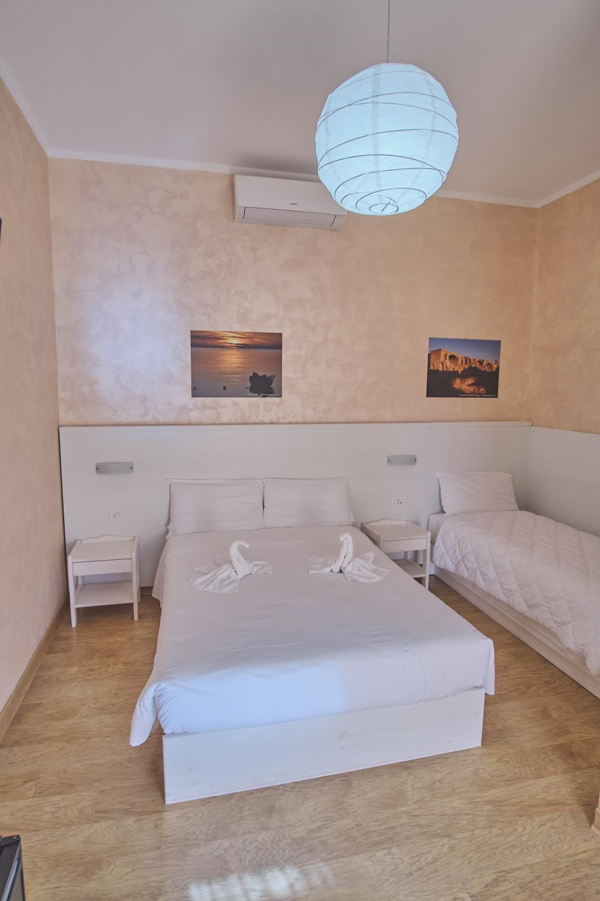 Twin Room with Private Bathroom - Photo 5