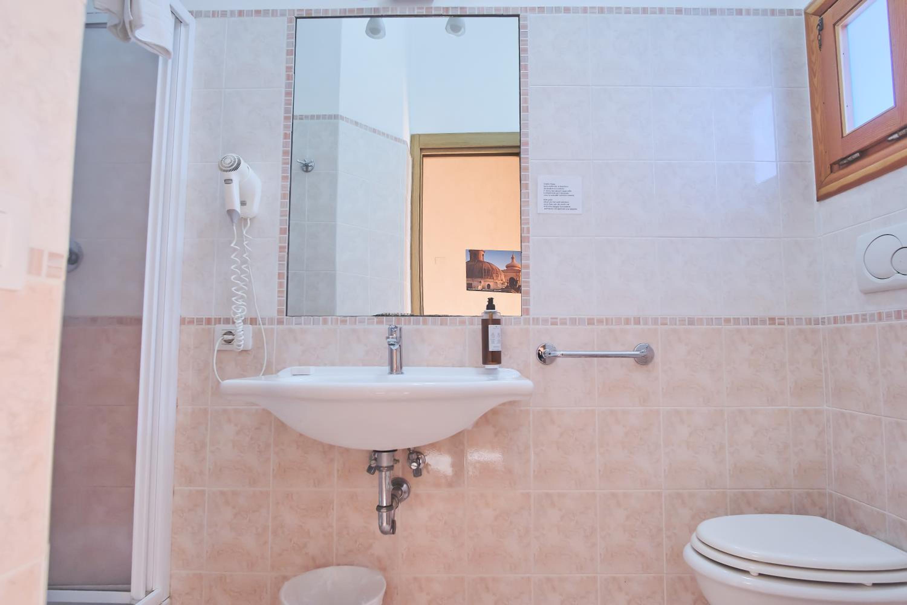 Twin Room with Private Bathroom - Photo 3