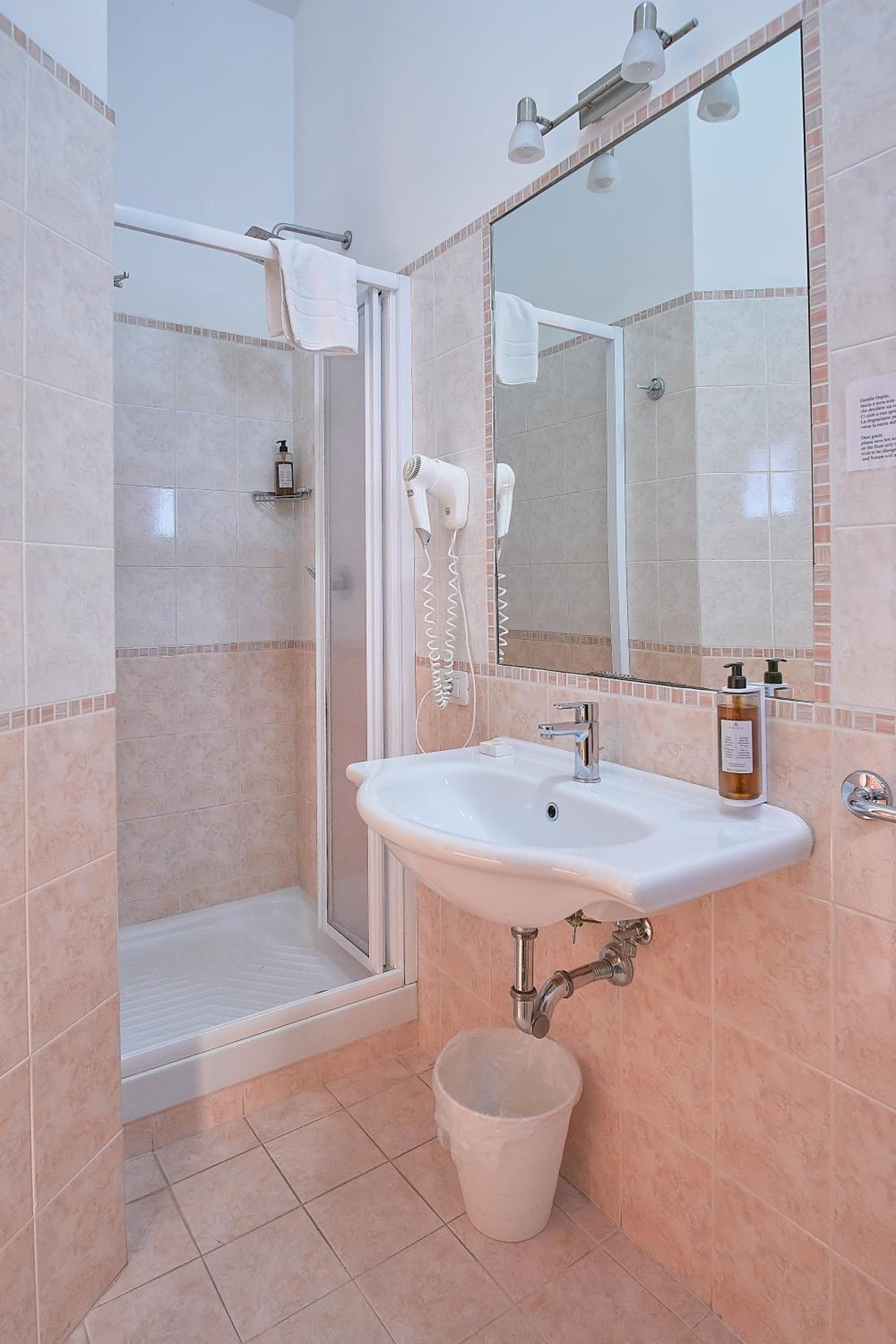 Twin Room with Private Bathroom - Photo 7