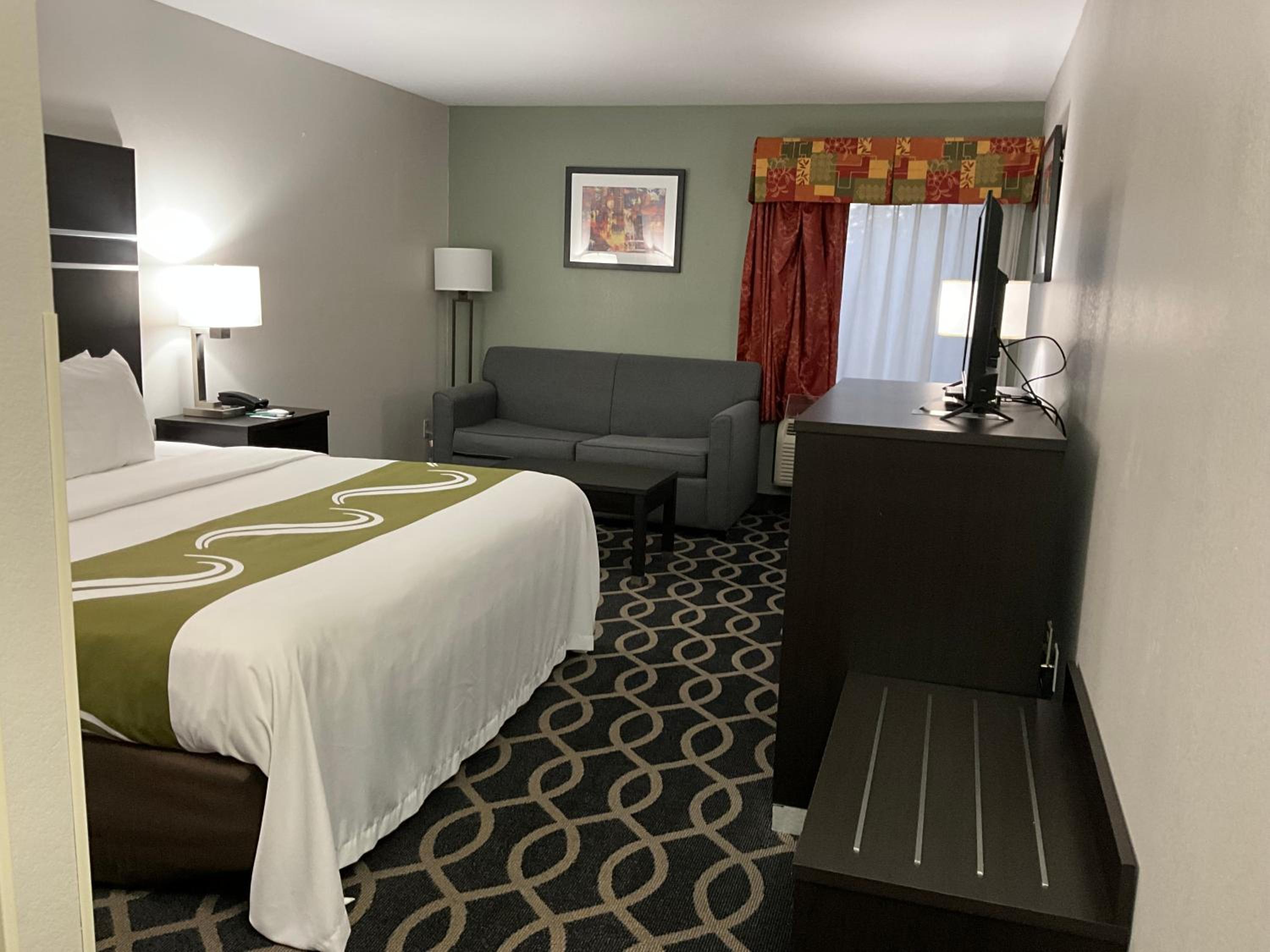 King Room with Roll-In Shower - Accessible/Non-Smoking - Photo 1