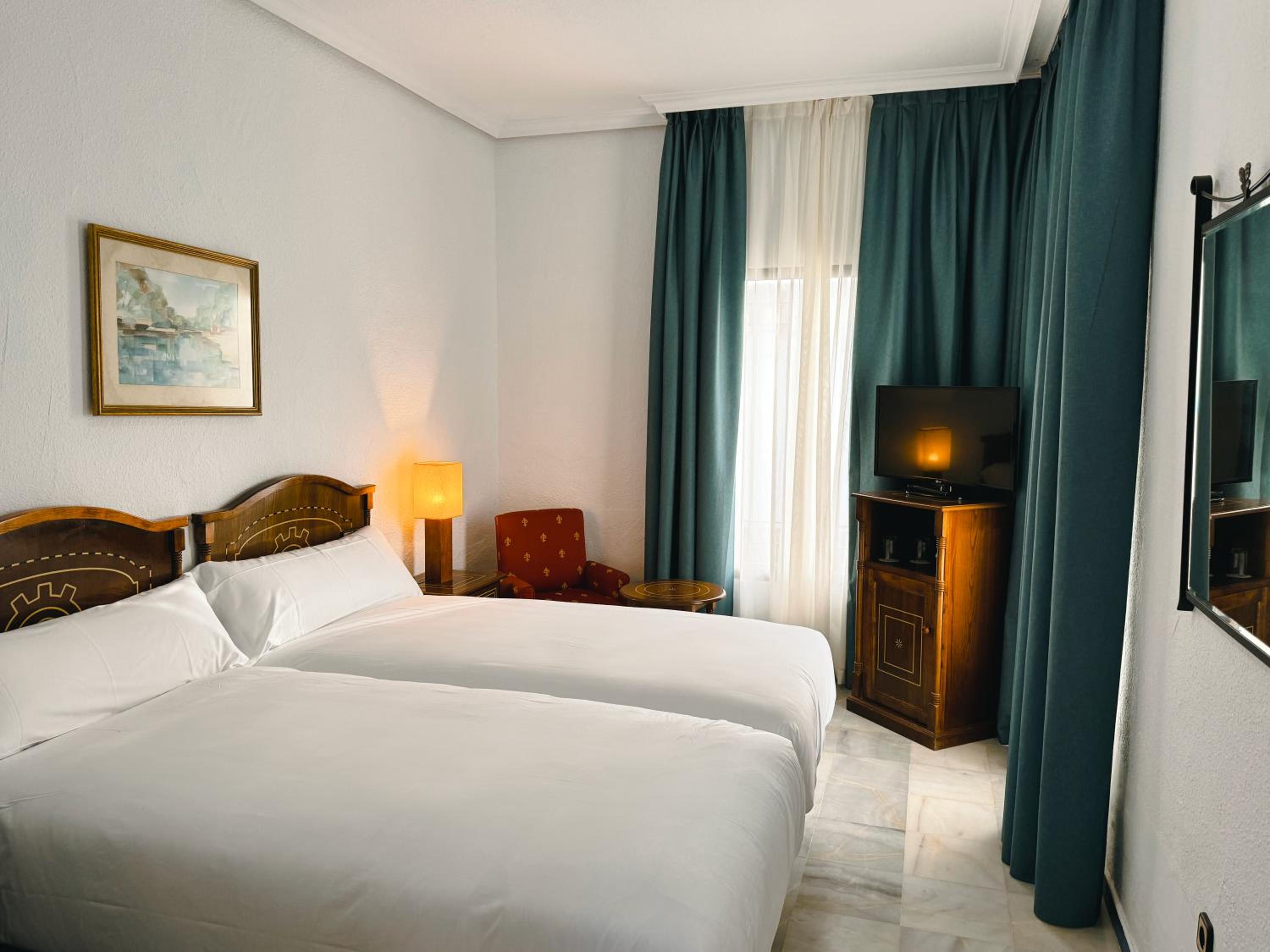 Triple Room (2 Adults + 1 Child) - Photo 1