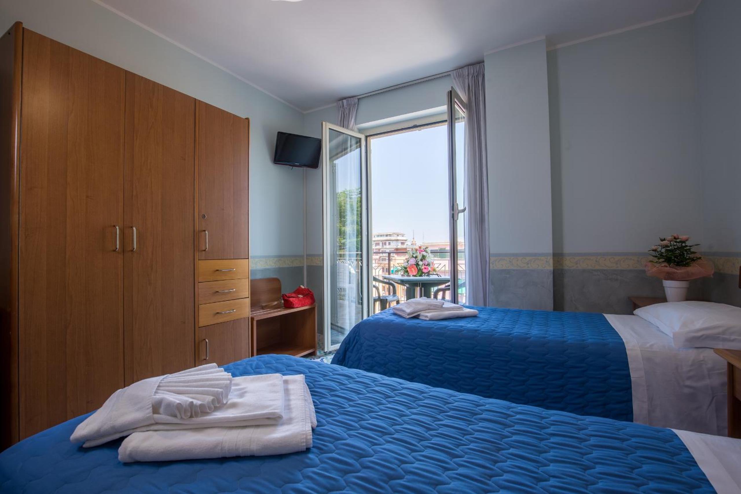 Twin Room thumbnail 6