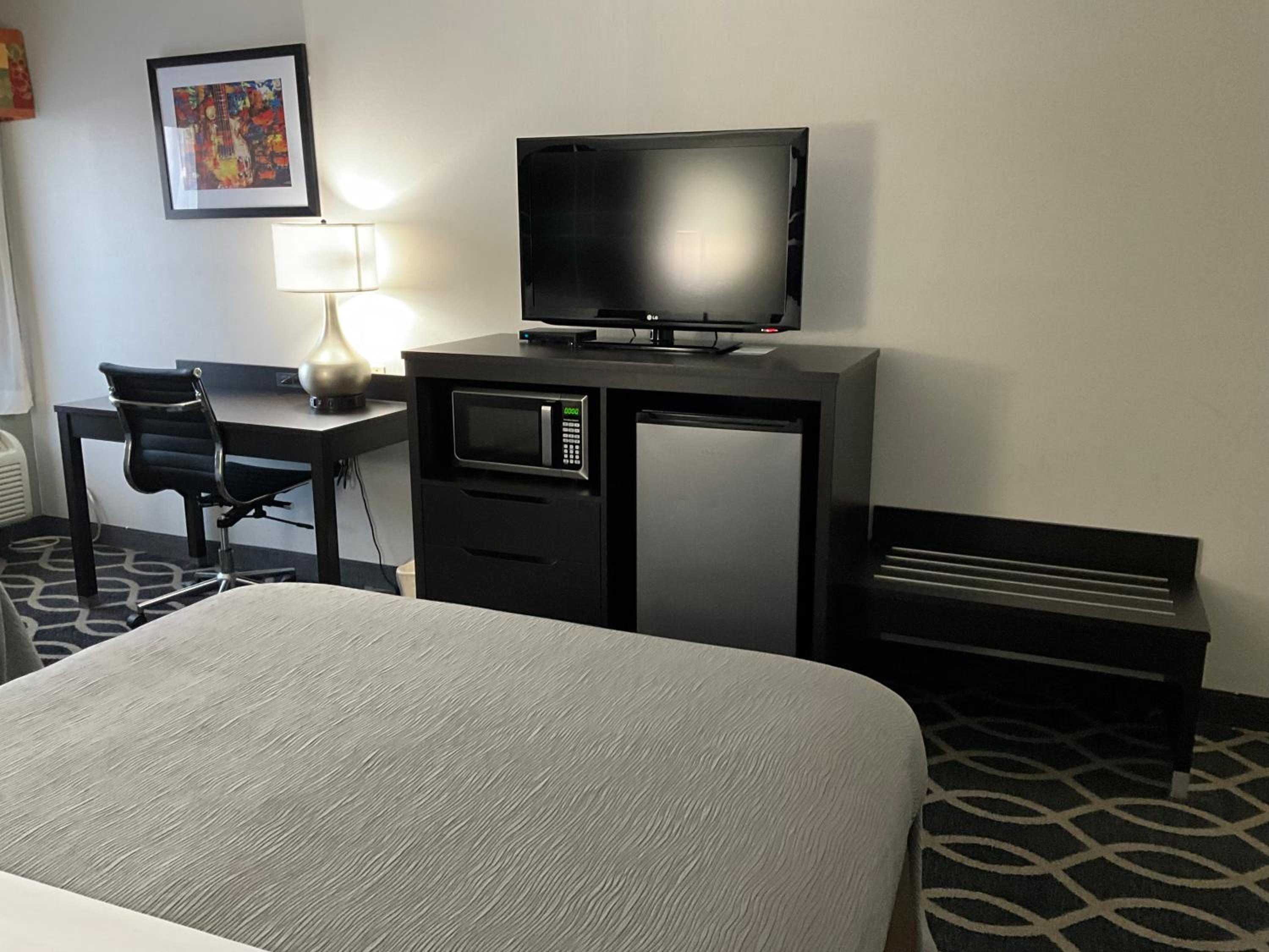 Queen Room with Two Queen Beds - Photo 4