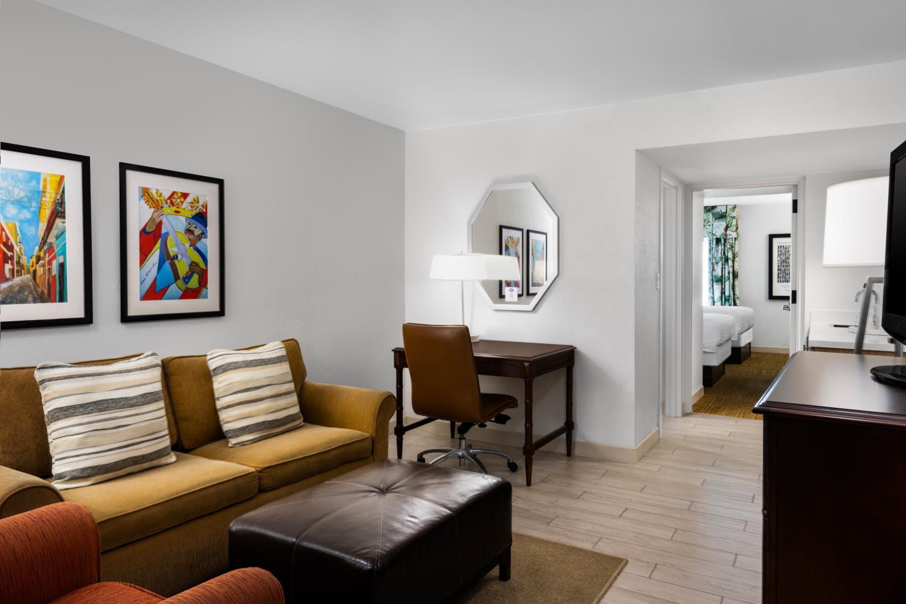 Suite with Two Double Beds and Pool View - Photo 5