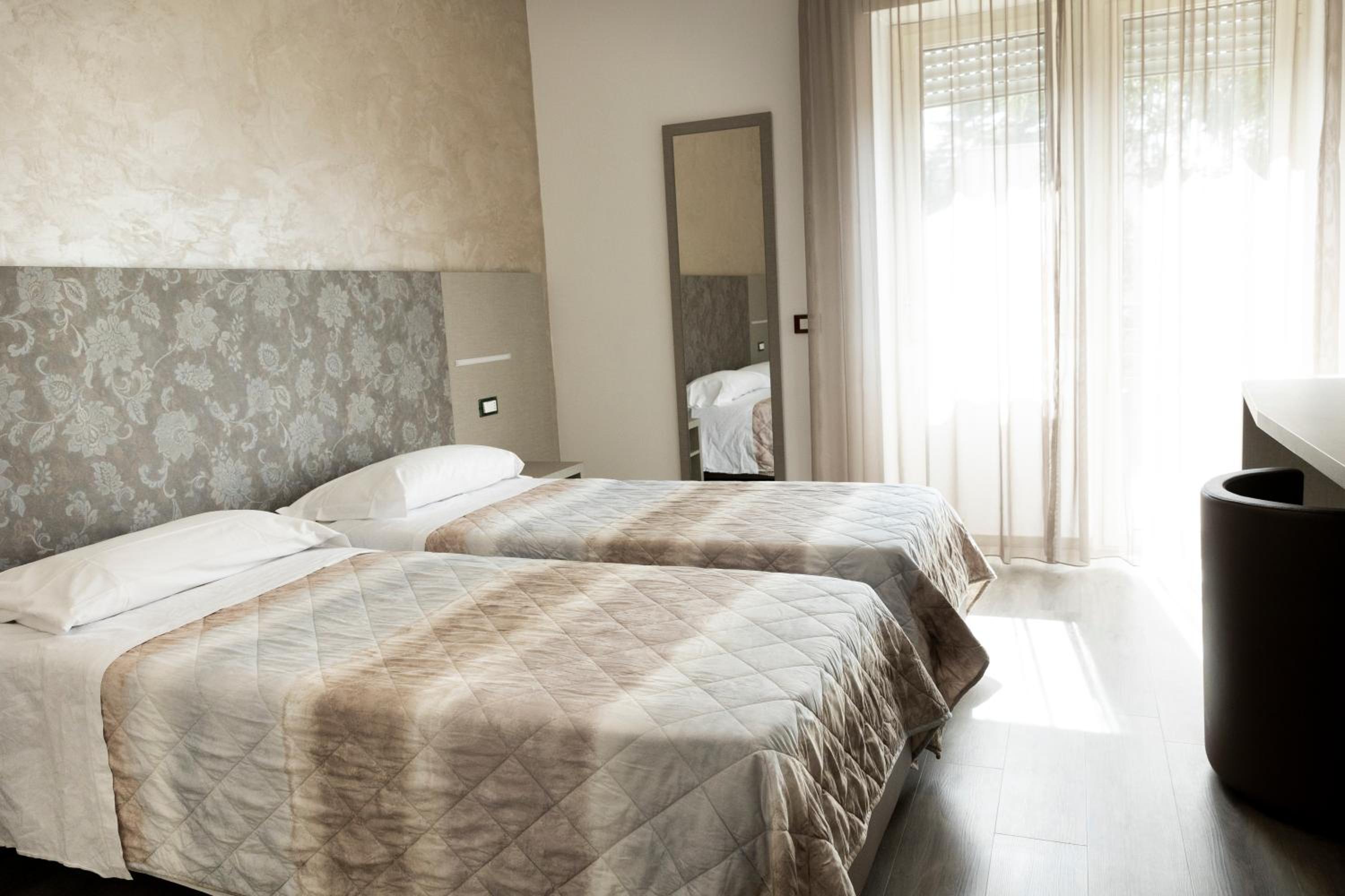 Superior Twin Room thumbnail 5