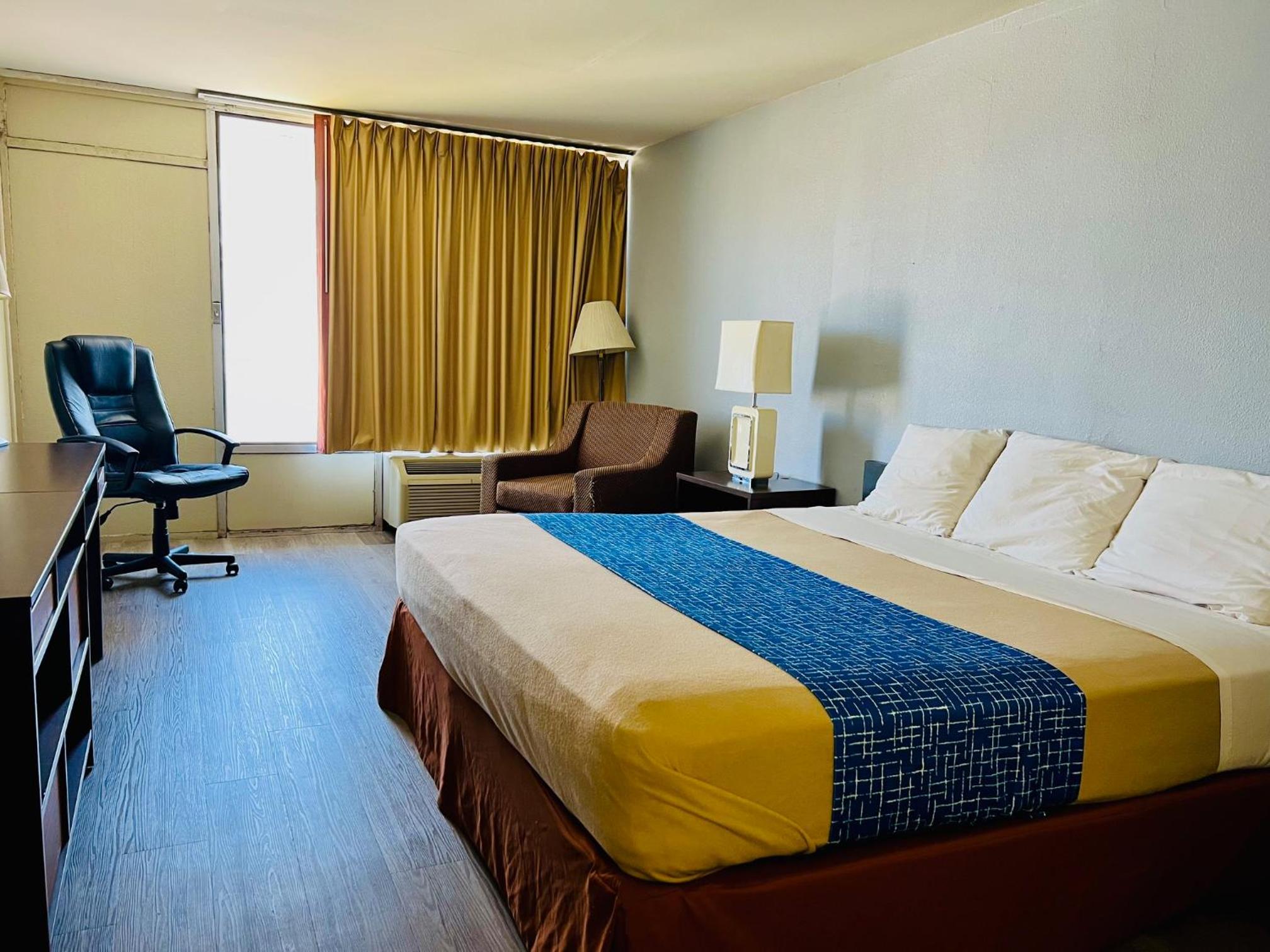King Room with Roll-in Shower - Mobility Access/Non-Smoking photo 1
