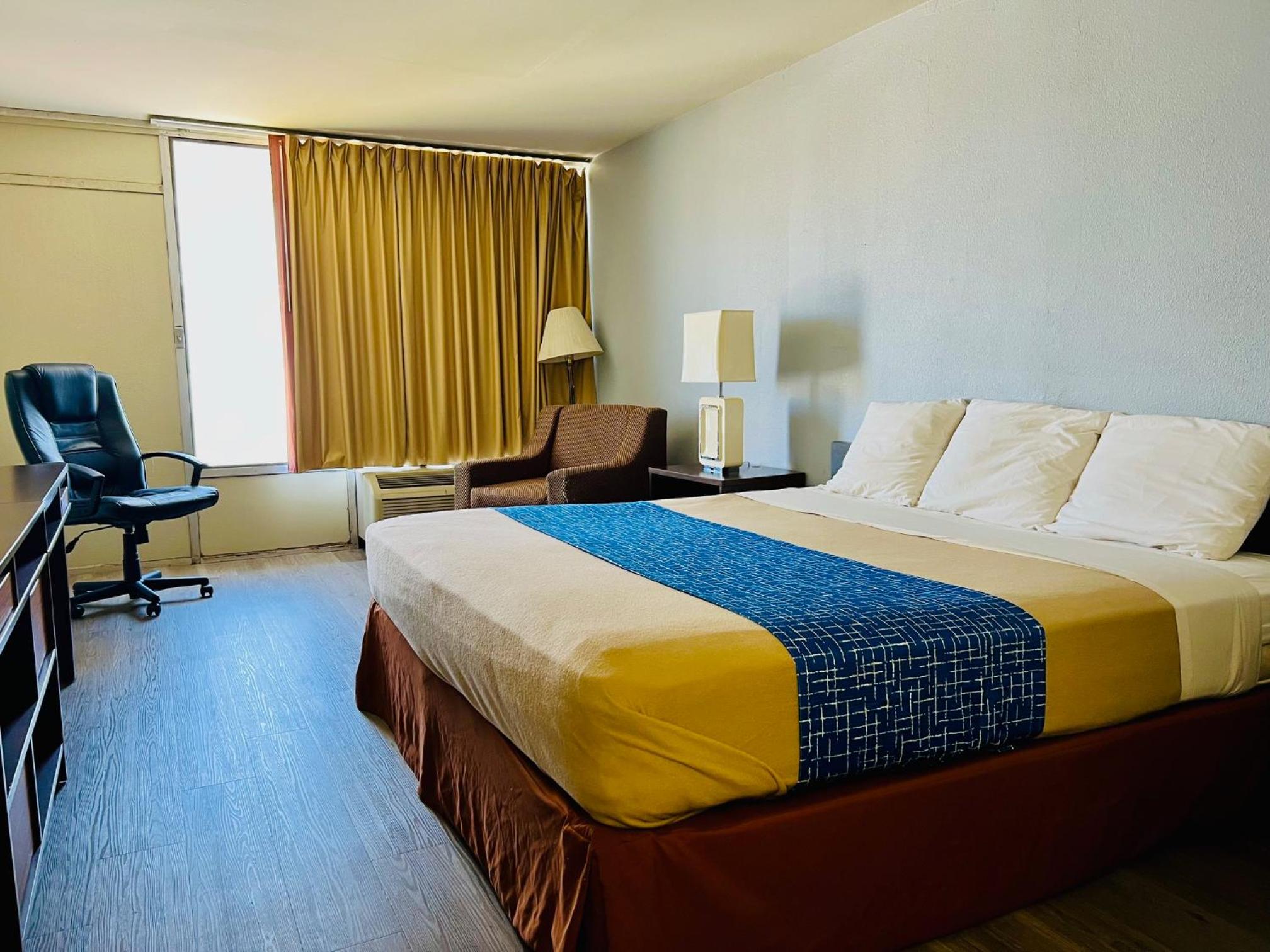 King Room with Roll-in Shower - Mobility Access/Non-Smoking photo 2