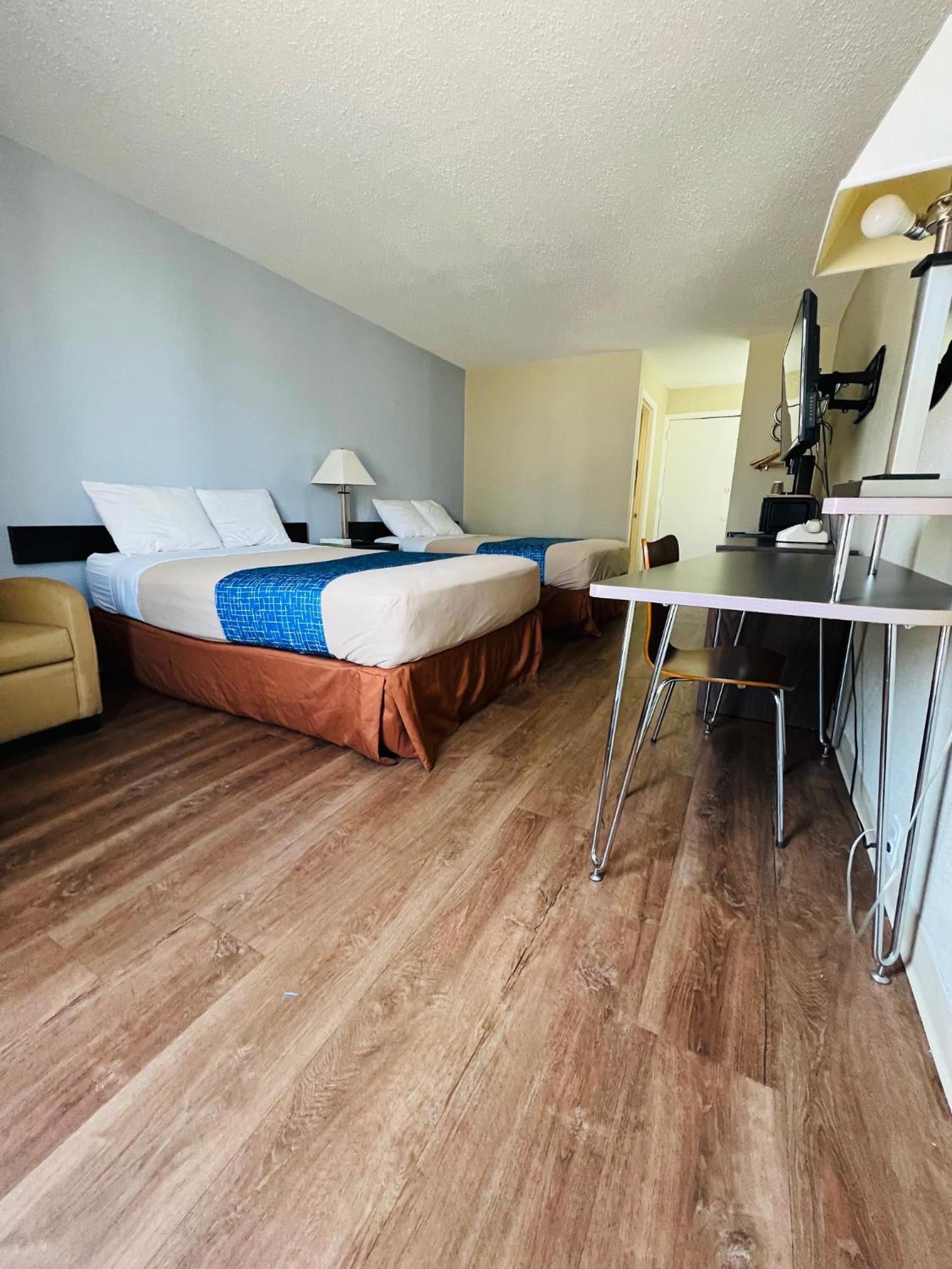 Double Room with Two Double Beds - Smoking photo 1