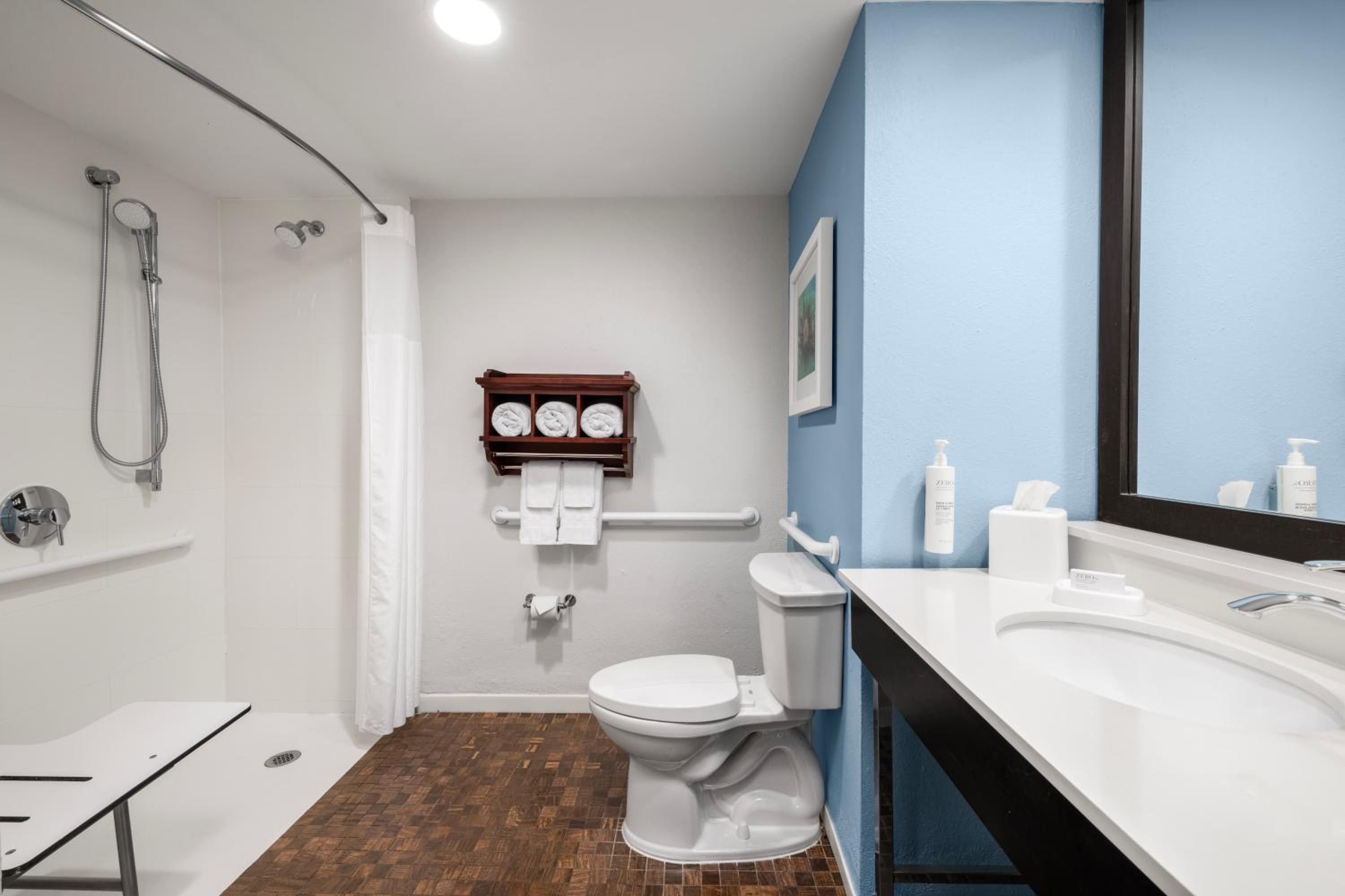 Double Room with Two Double Beds and Roll-In Shower - Photo 3