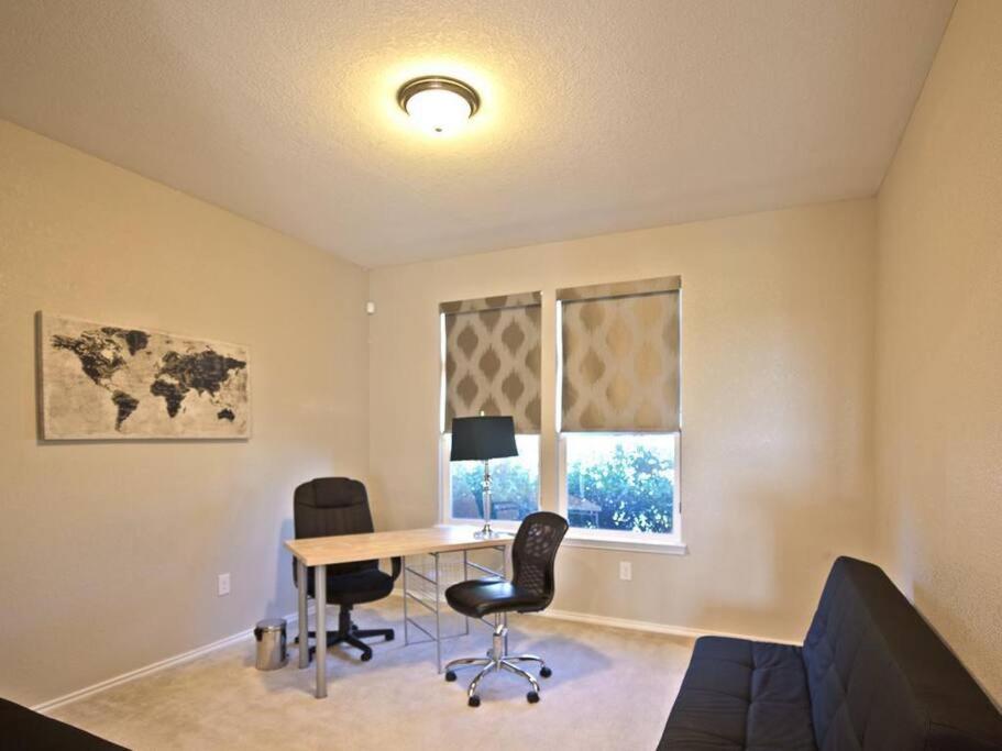Three-Bedroom House photo 3