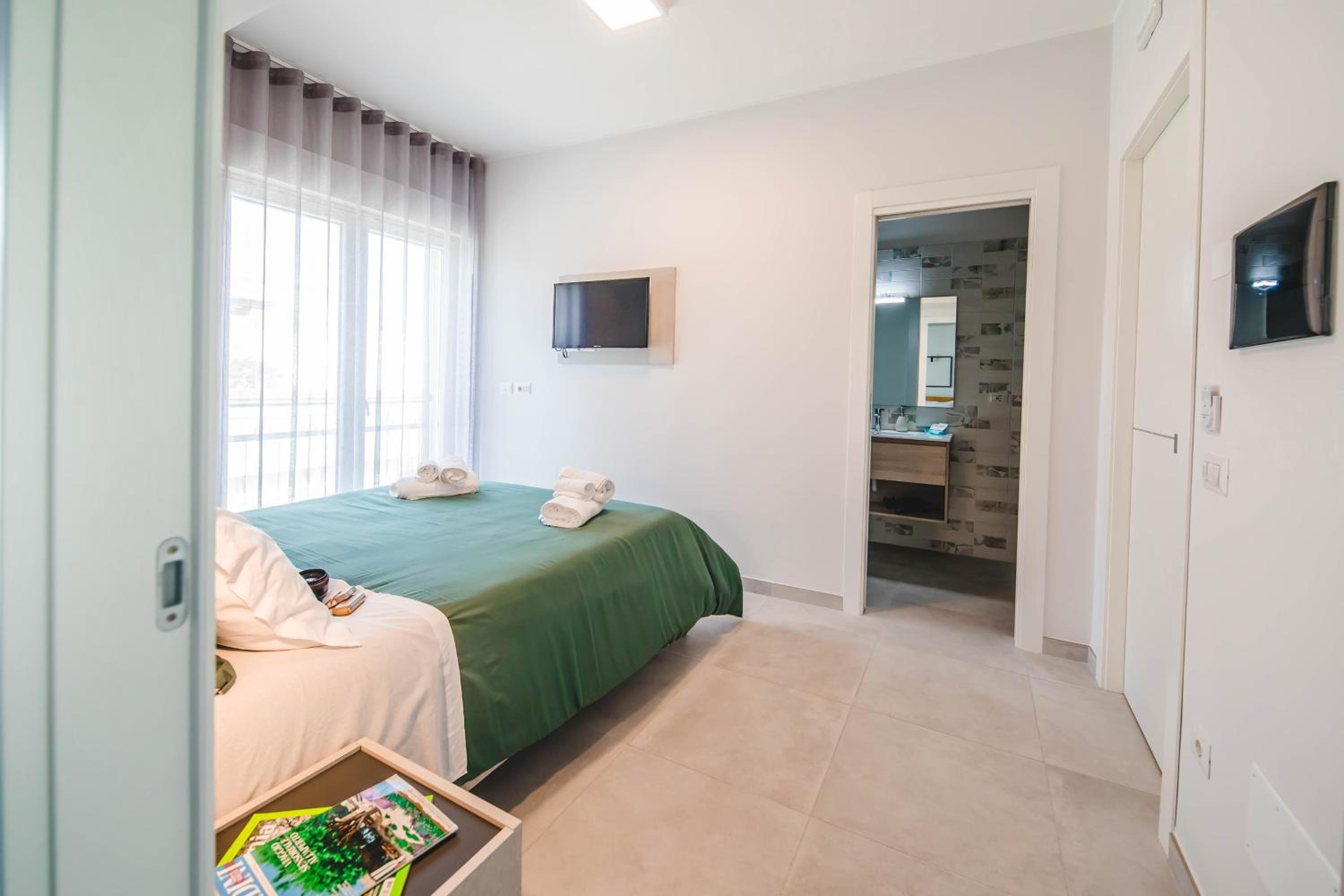 Deluxe Double Room with Side Sea View photo 3
