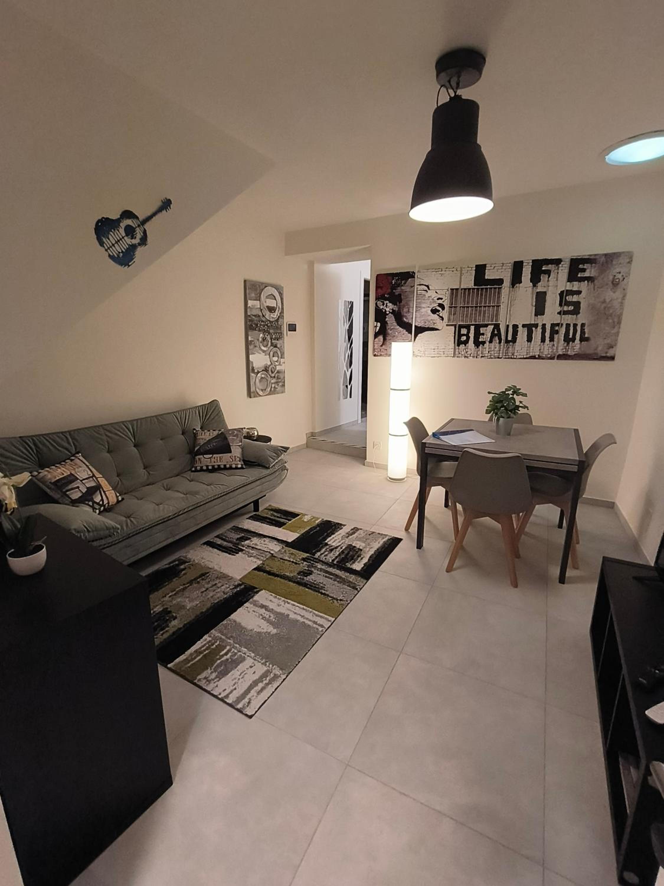 One-Bedroom Apartment photo 1