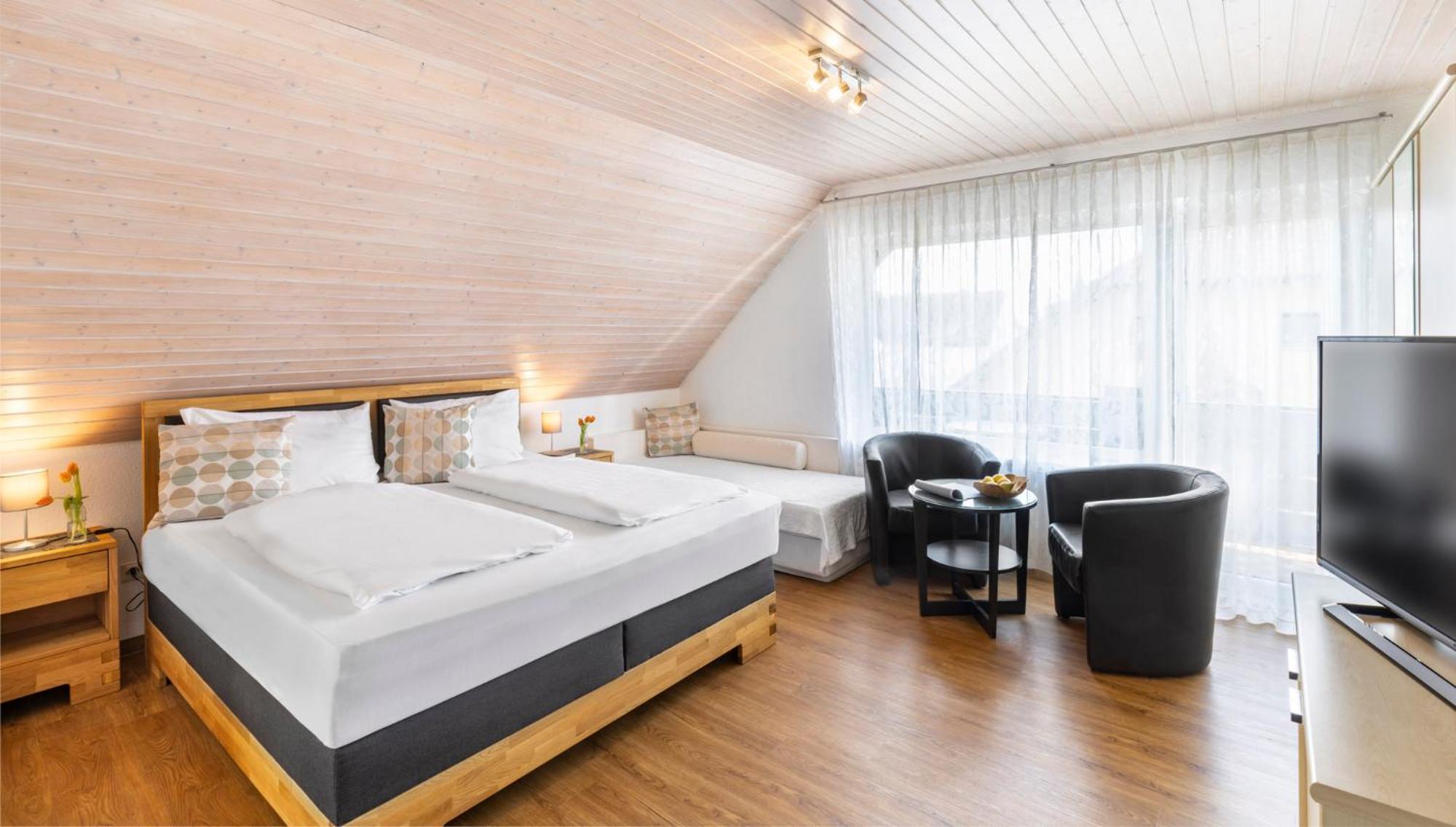 Doppelzimmer mit Balkon/seitlichem Seeblick  photo 1