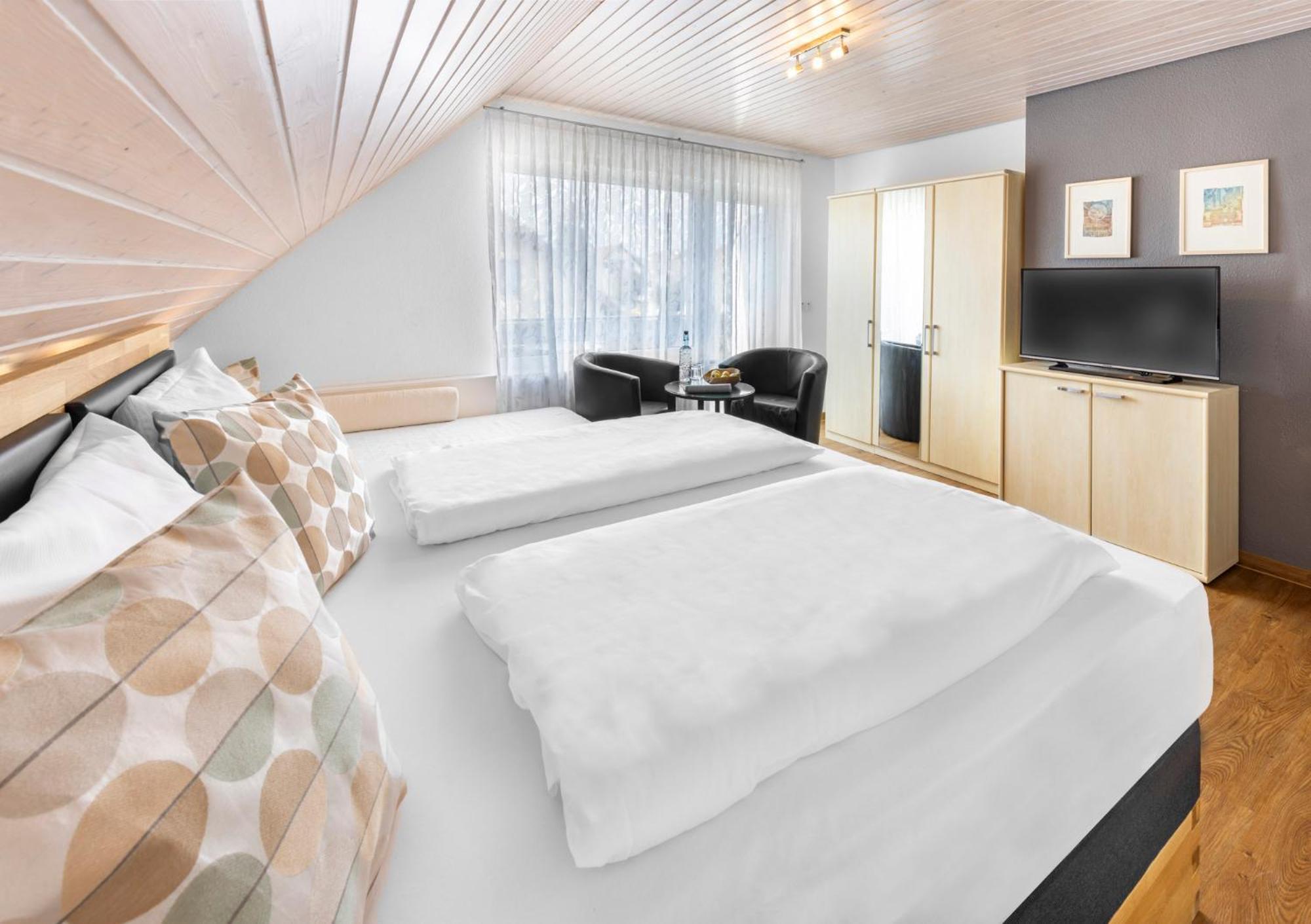 Doppelzimmer mit Balkon/seitlichem Seeblick  photo 2