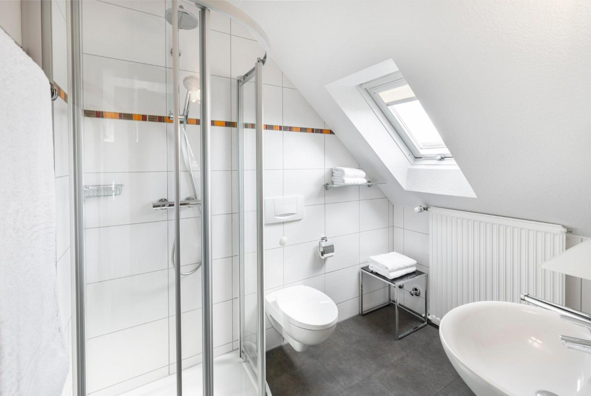 Doppelzimmer mit Balkon/seitlichem Seeblick  photo 3