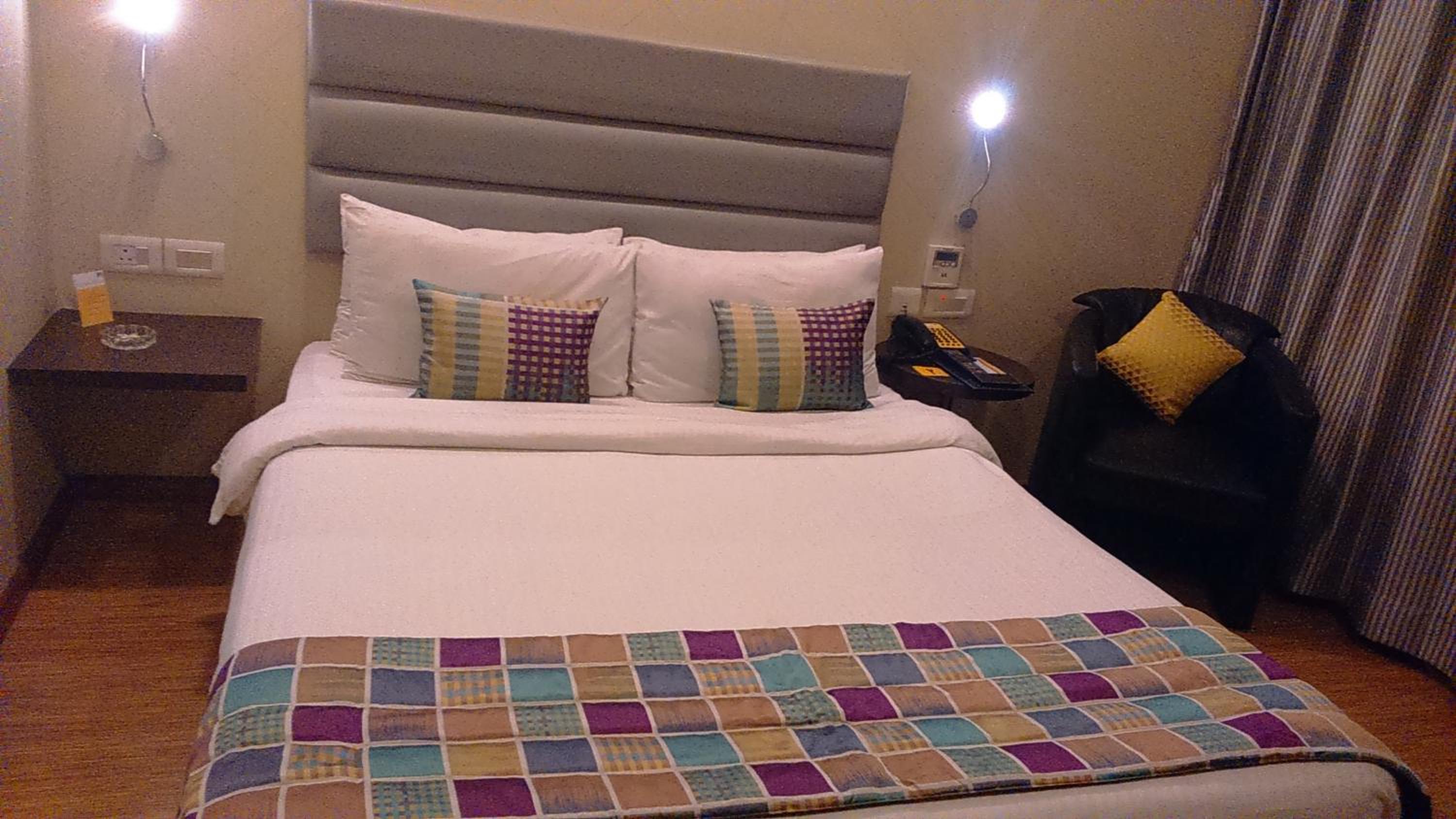 Keys Indulge Room (25 % Discount On F&B services,Complimentary Hi-Tea,20% off on Dinner and 10% Off on Laundry service) - Photo 1