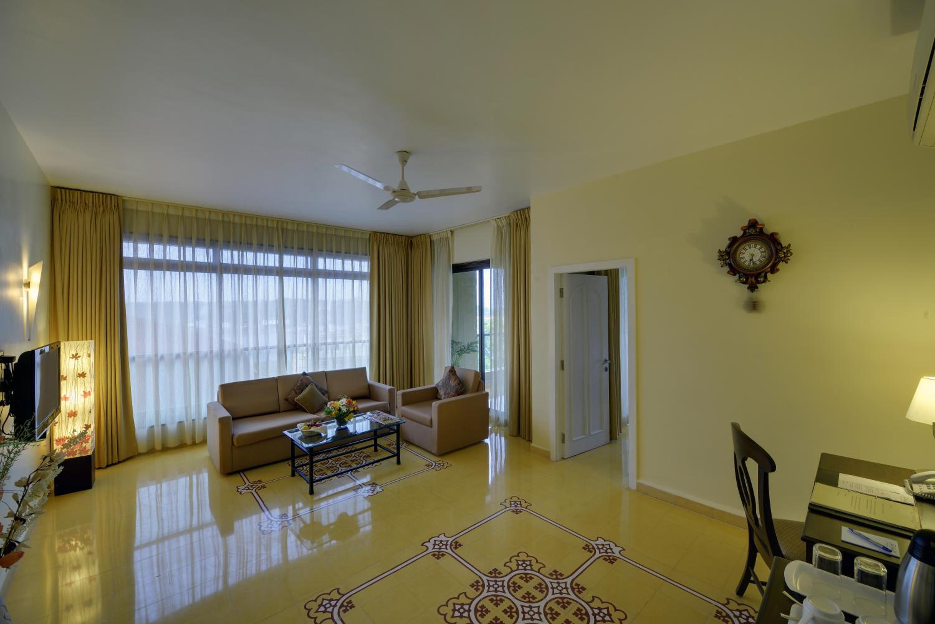Suite with Balcony - Photo 6