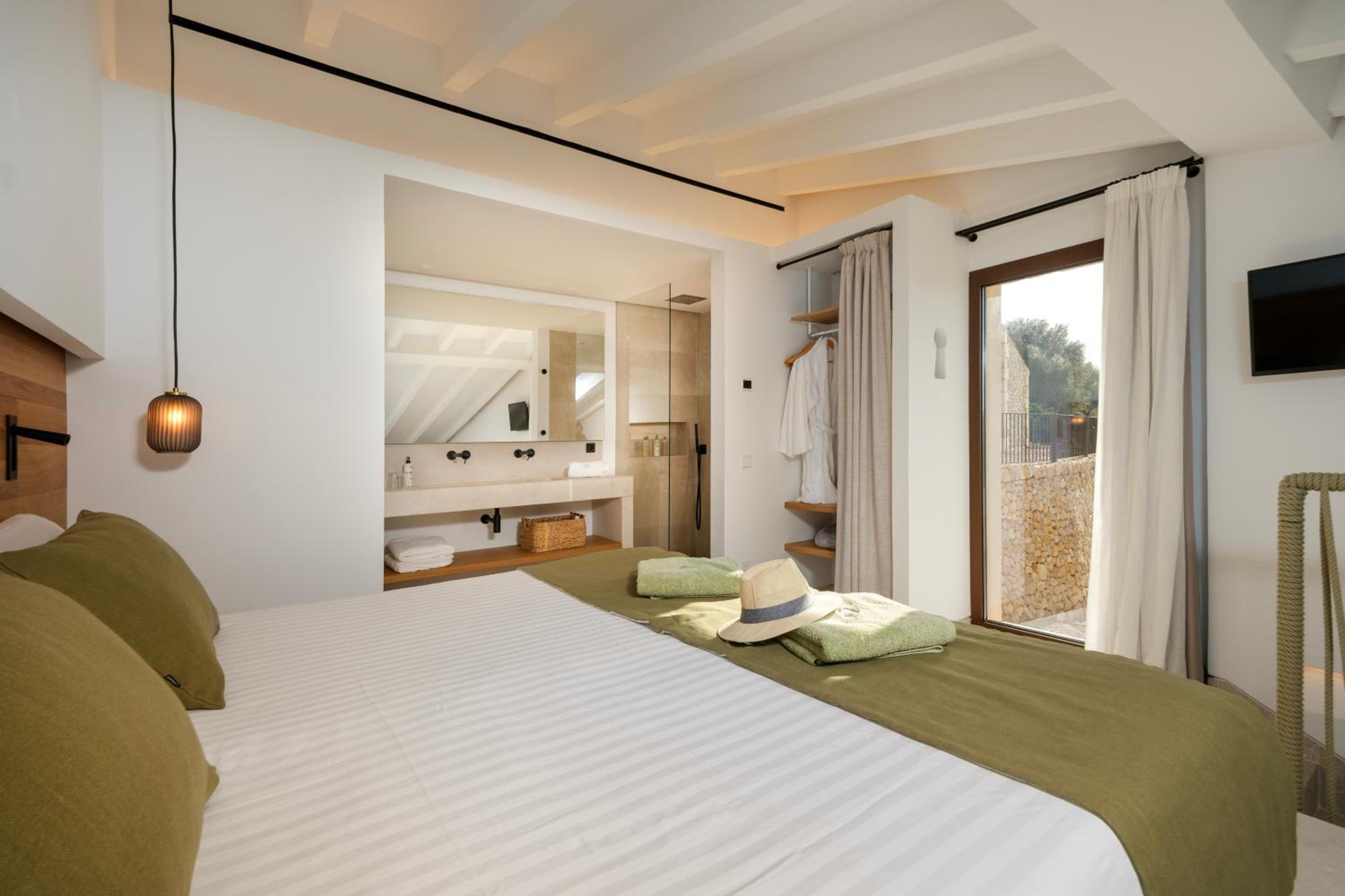 Deluxe Junior Suite - Photo 10