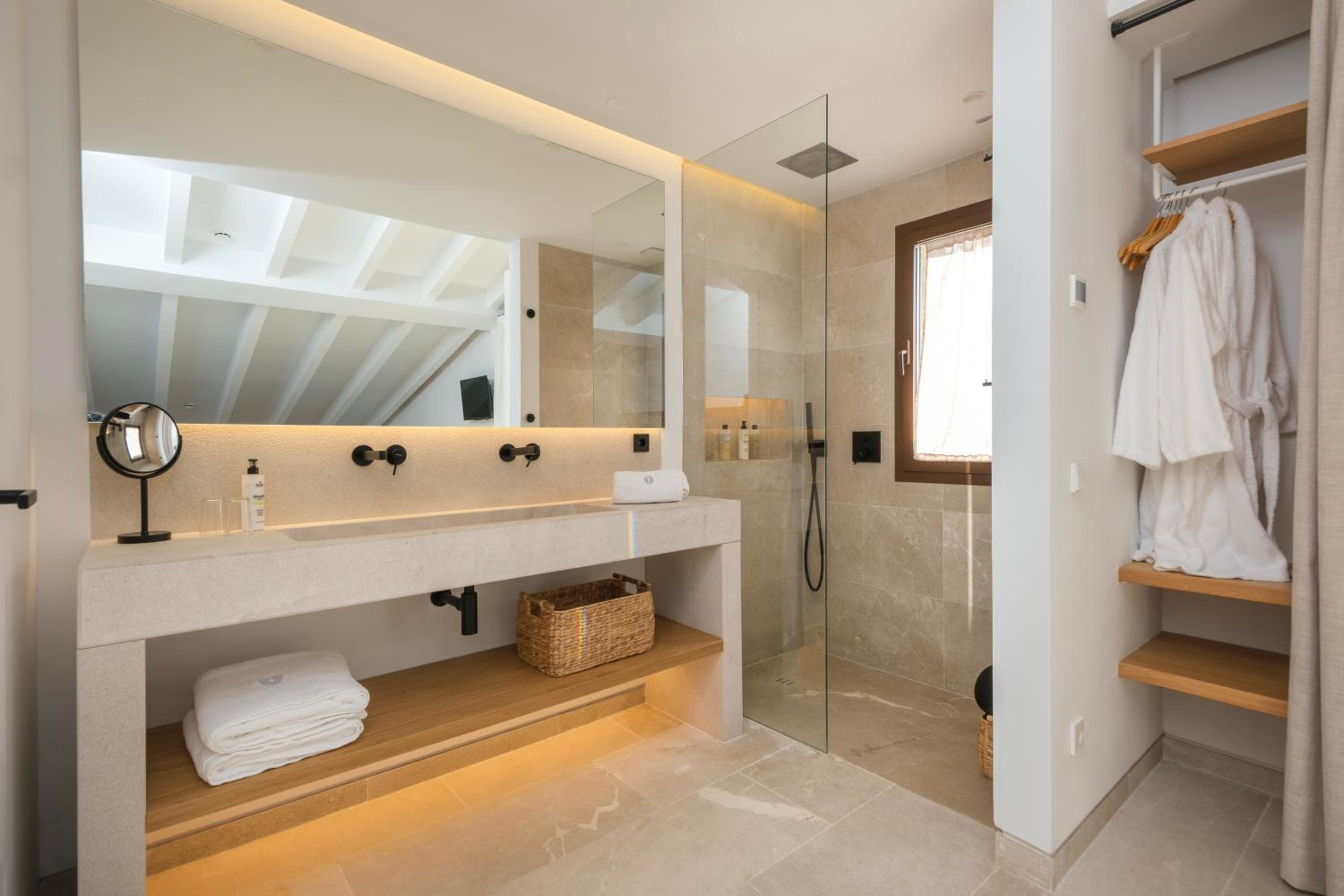 Deluxe Junior Suite - Photo 13