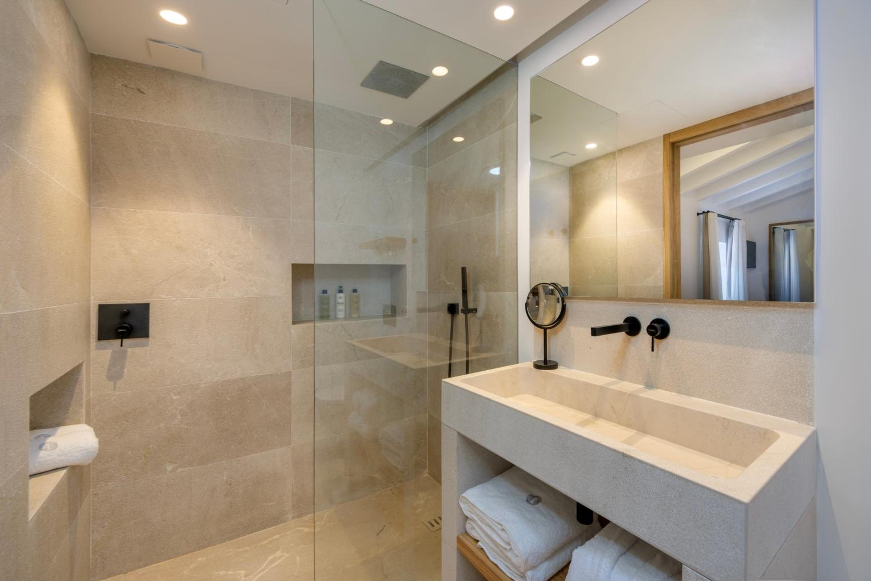 Deluxe Suite - Photo 24
