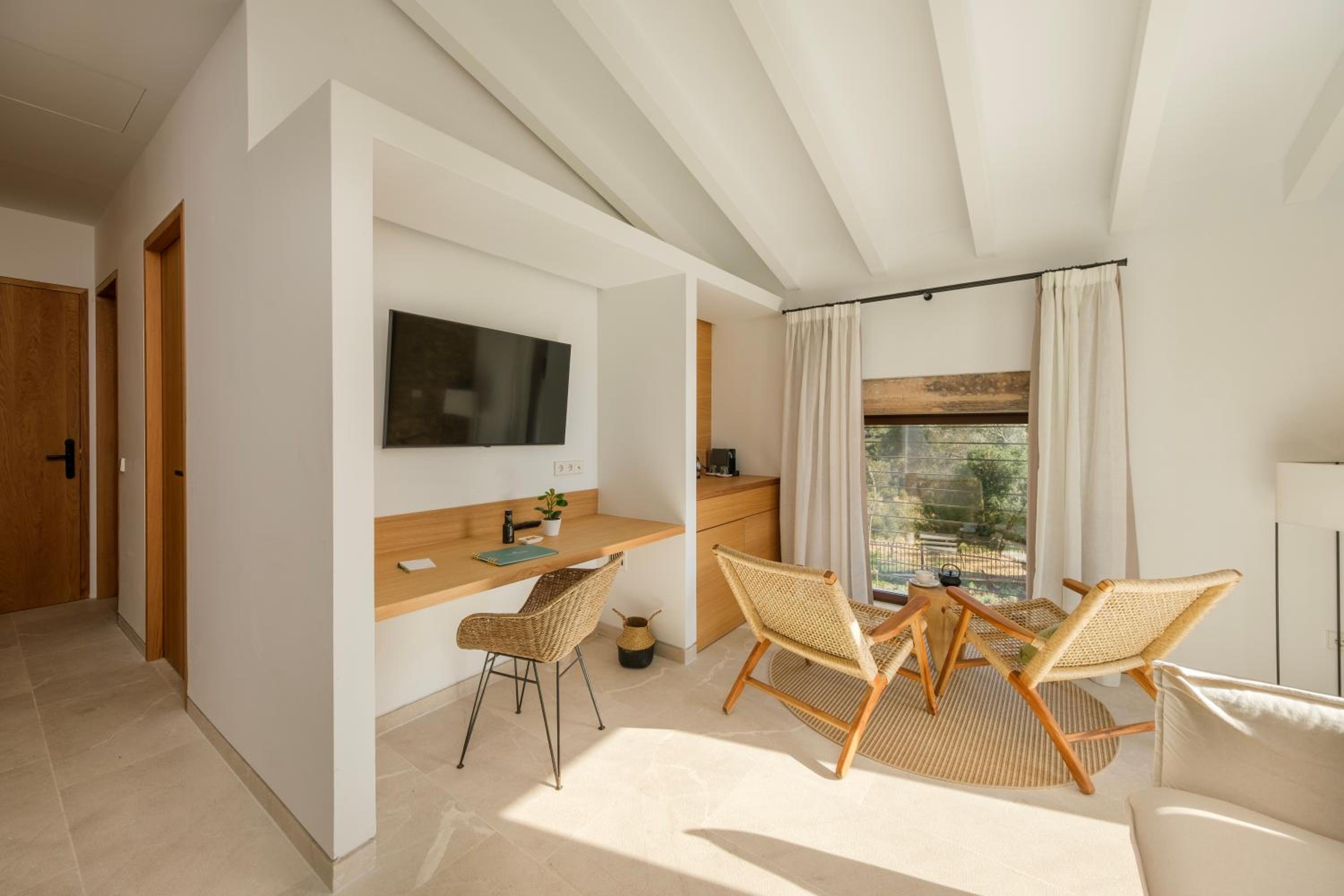 Deluxe Suite - Photo 3