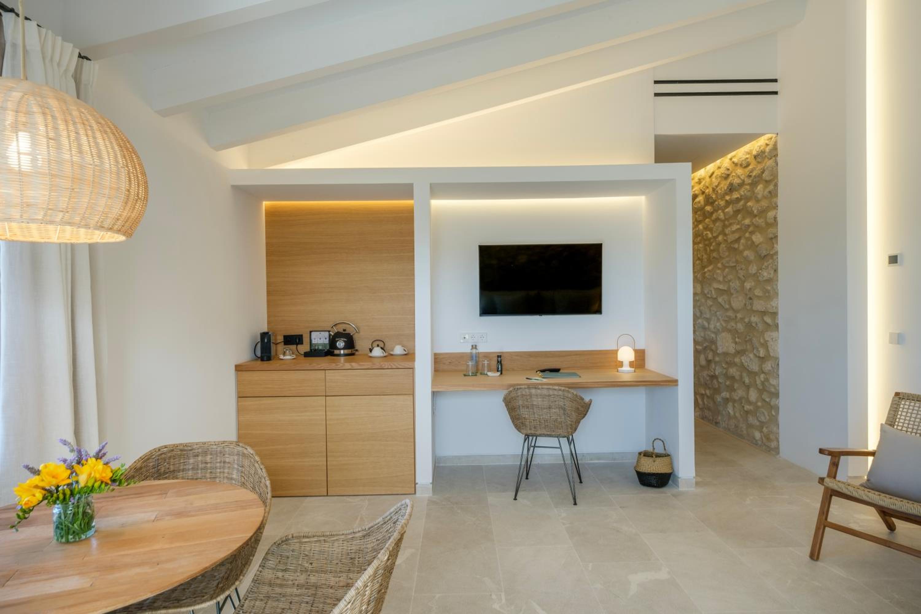 Deluxe Suite - Photo 5