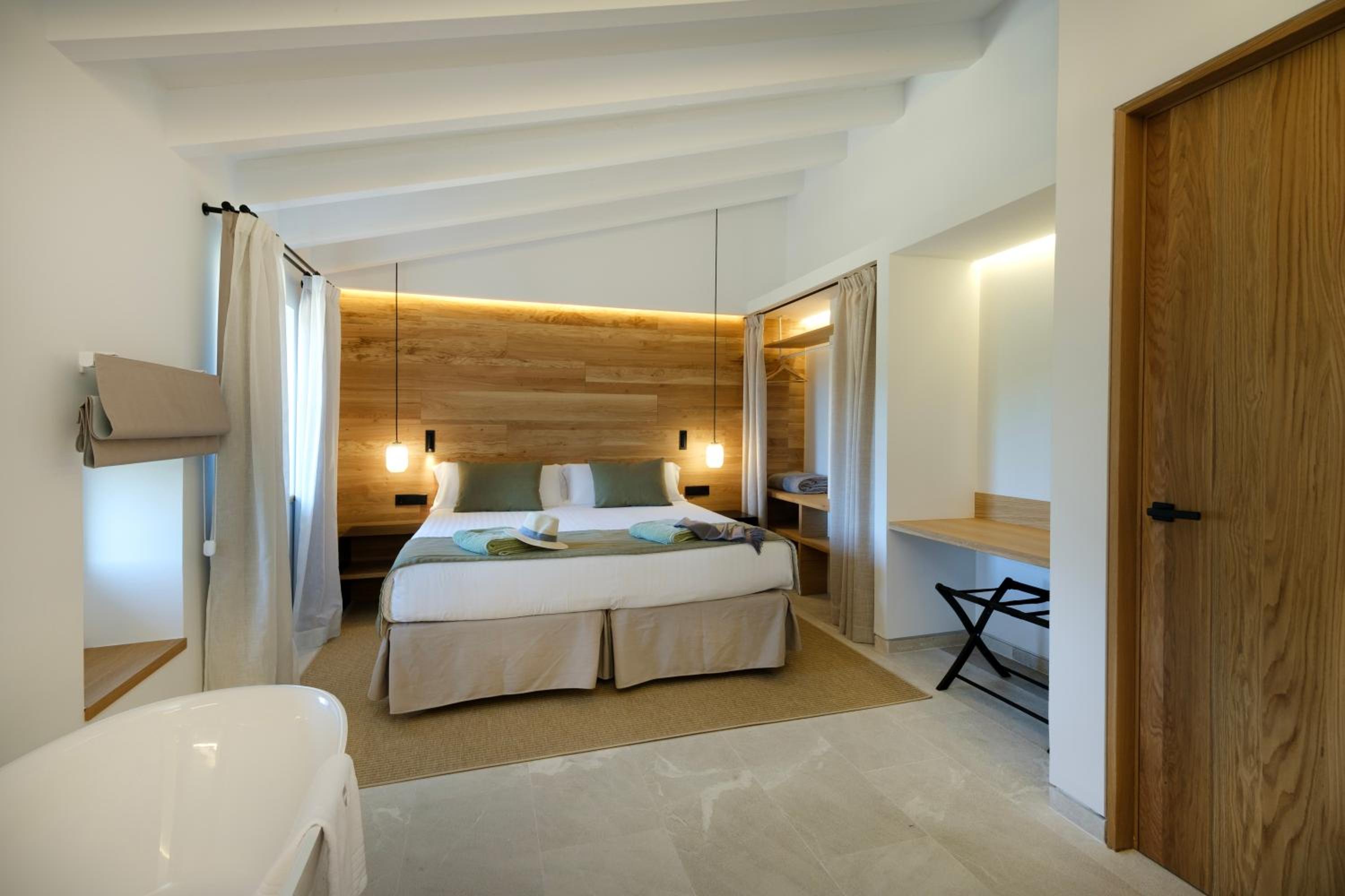 Deluxe Suite - Photo 7