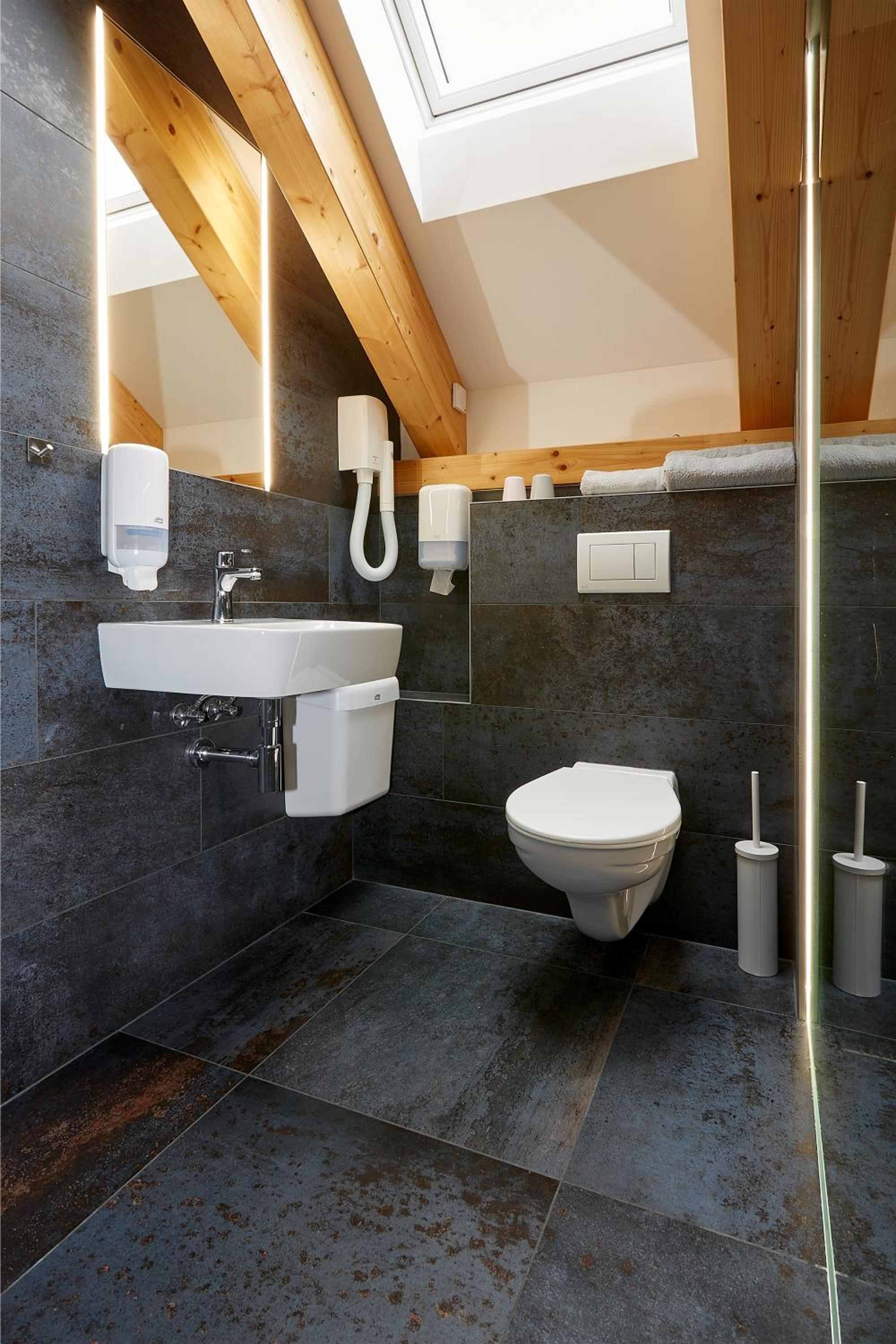 Twin Room with Private Bathroom photo 2