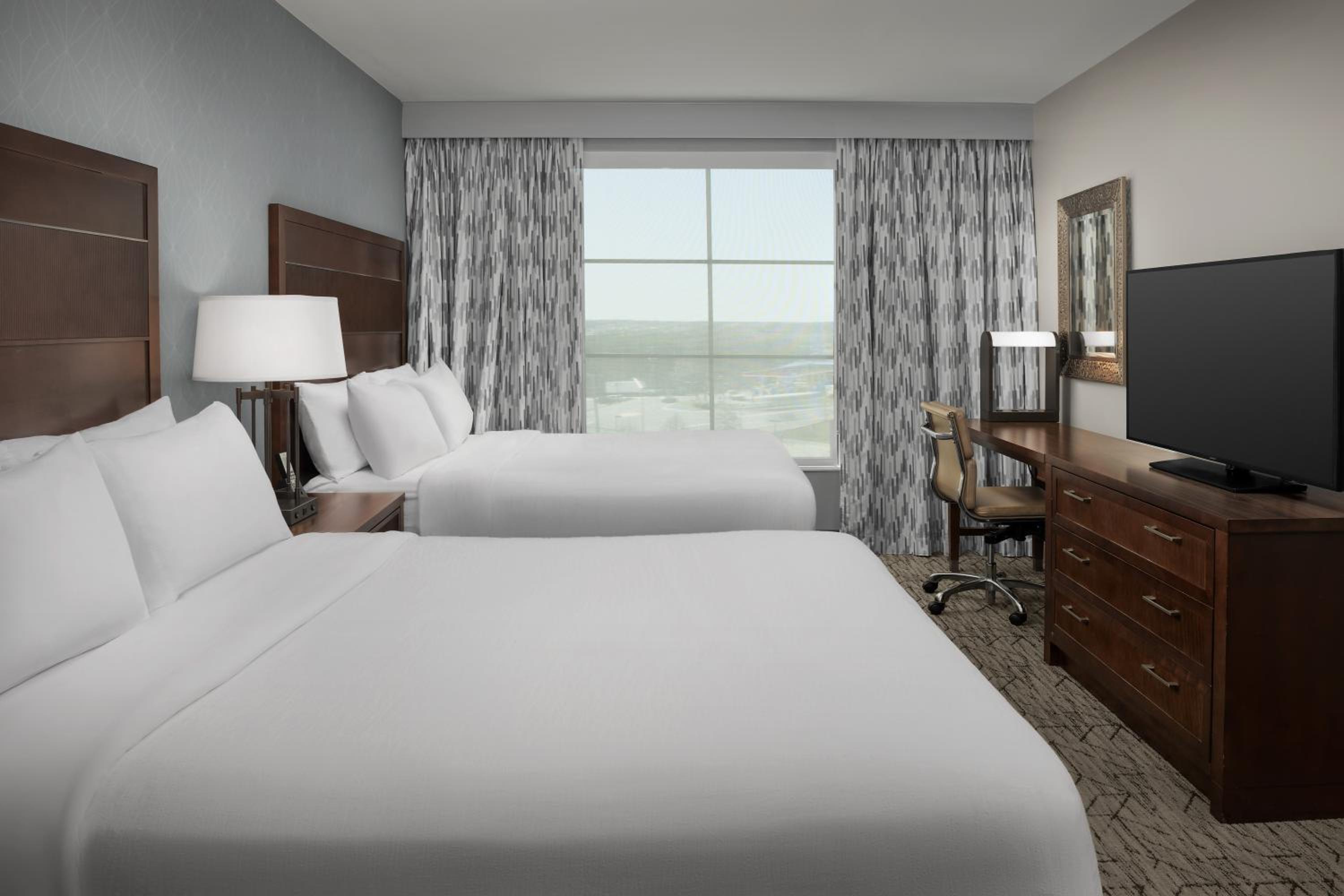 Deluxe One-Bedroom Suite with Two Queen Beds photo 2