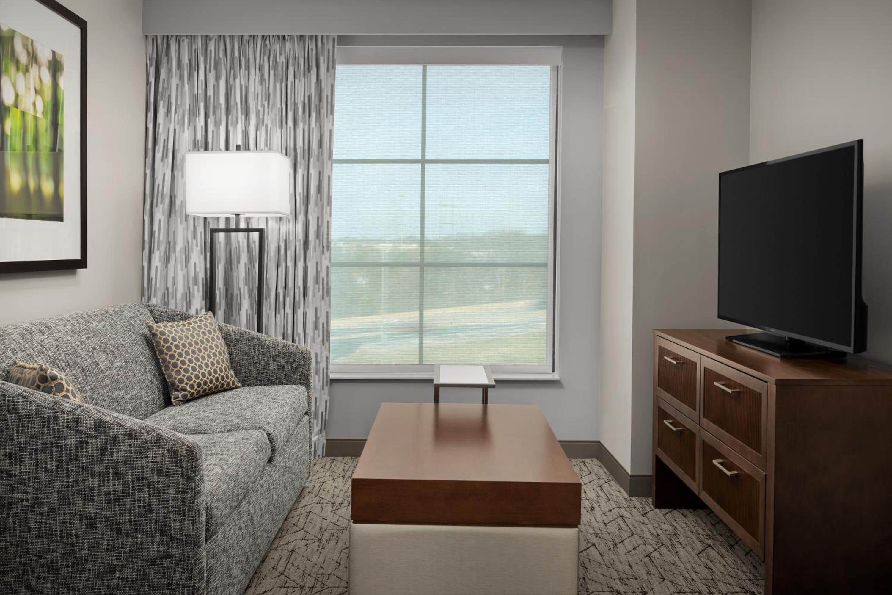 Two-Bedroom Suite with Mobility/Hearing Access Tub photo 2