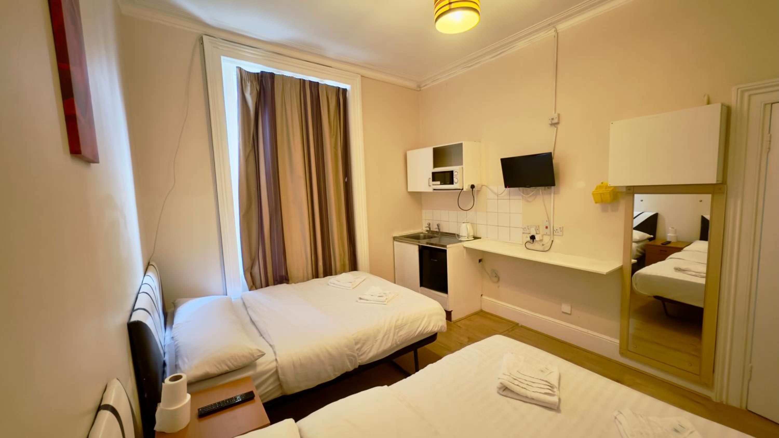 Quadruple Room with Private Bathroom photo 1