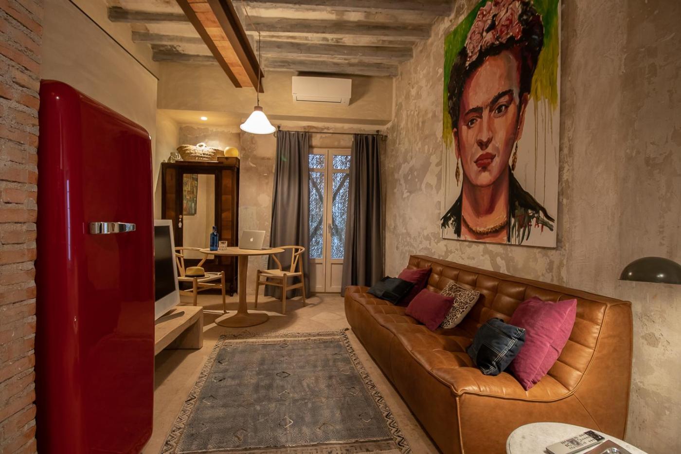 Suite - Photo 1