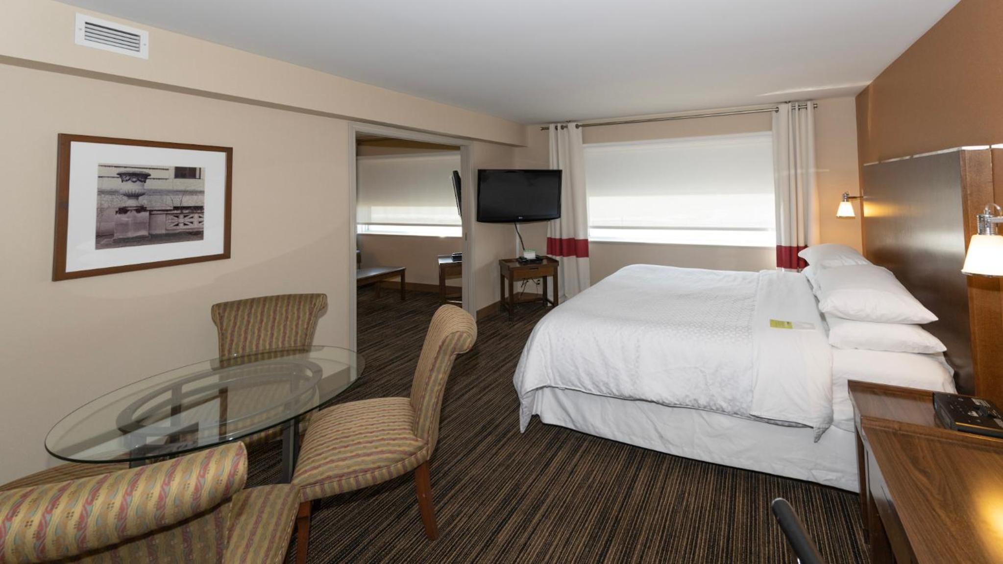 Premier King Suite - Non-Smoking - Photo 3