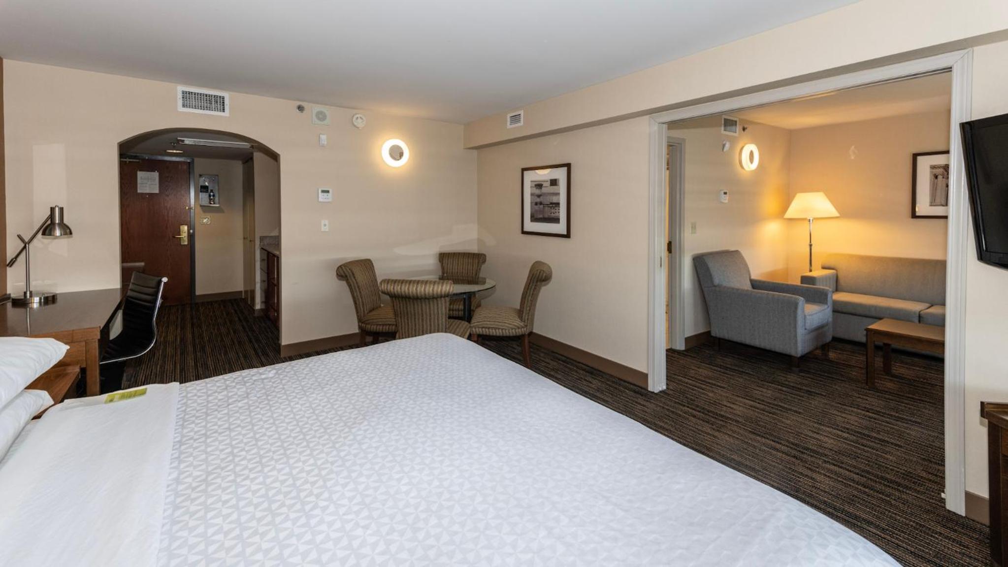 Premier King Suite - Non-Smoking - Photo 2