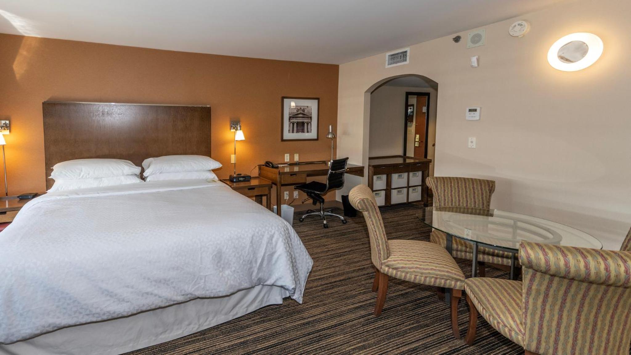 Premier King Suite - Non-Smoking - Photo 1