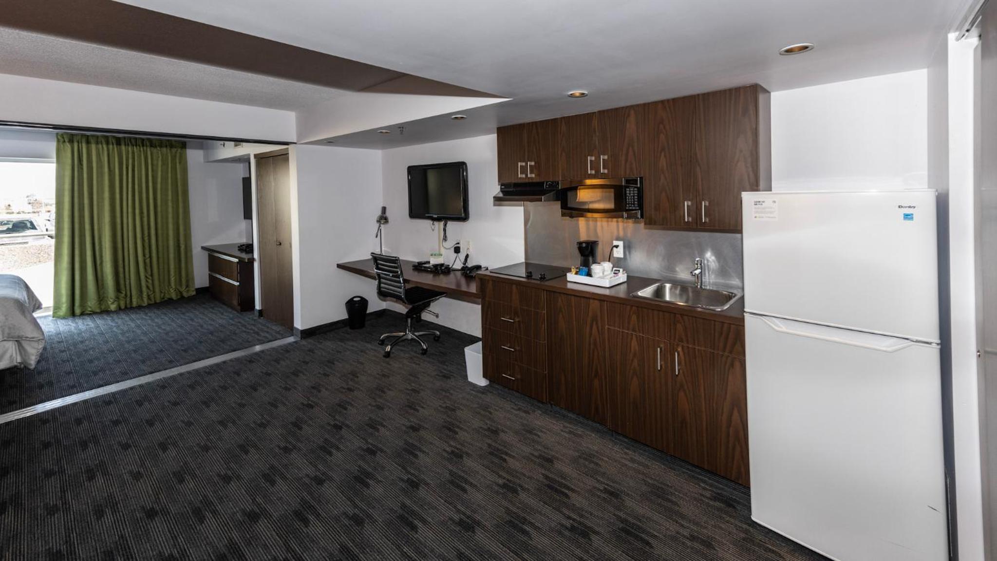 Deluxe King Suite - Non-Smoking - Photo 2