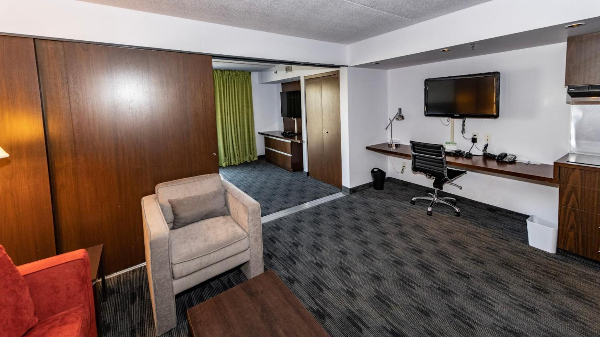 Deluxe King Suite - Non-Smoking - Photo 3