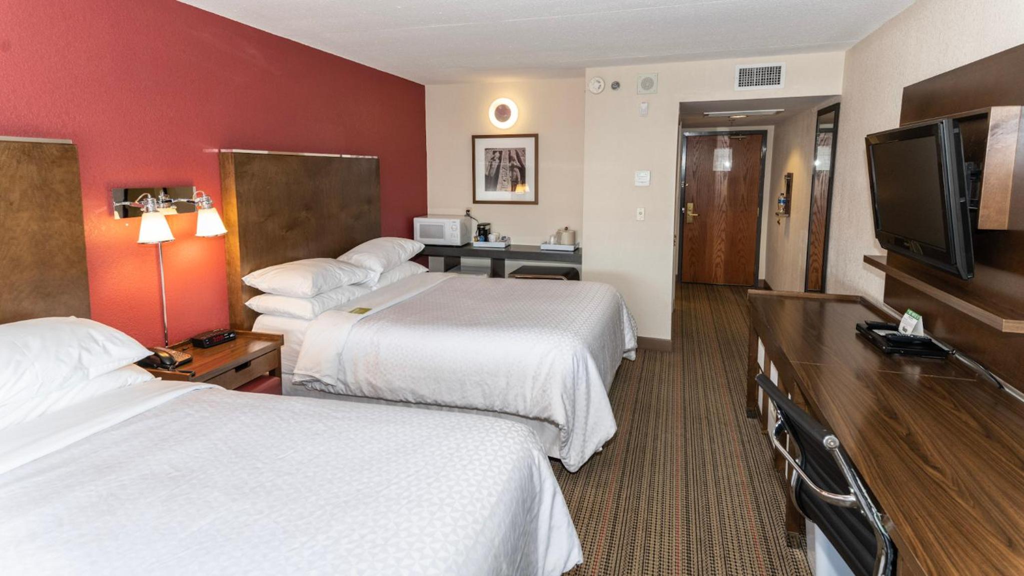 Queen Room with Two Queen Beds - Non-Smoking - Photo 2