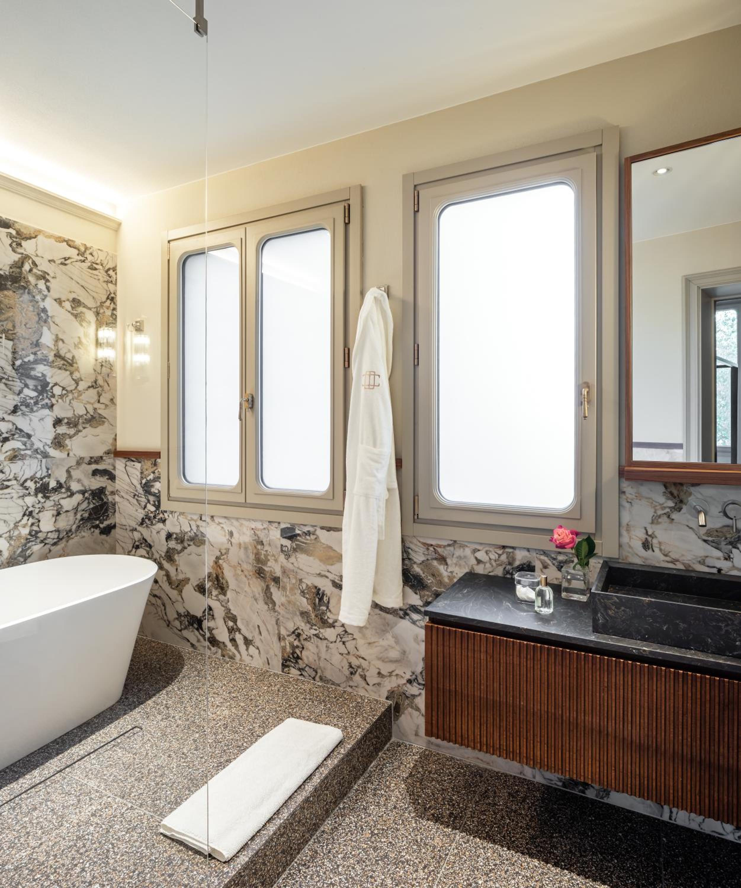 Two-Bedroom Apartment with View photo 2