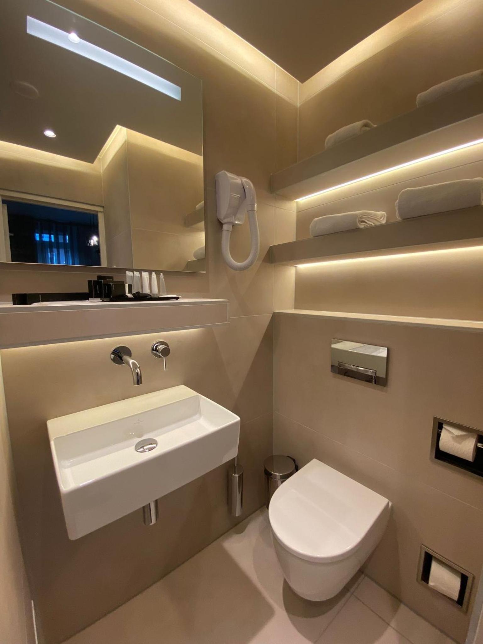 Twin Room with Spa Bath and Balcony photo 3