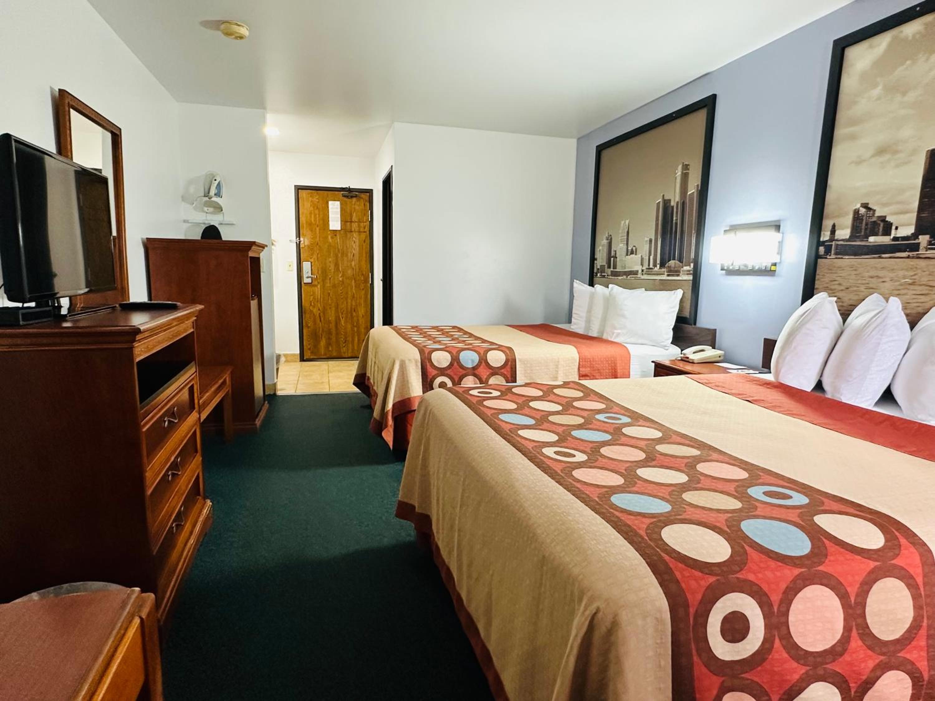 Queen Room with Two Queen Beds - Non-Smoking - Photo 2