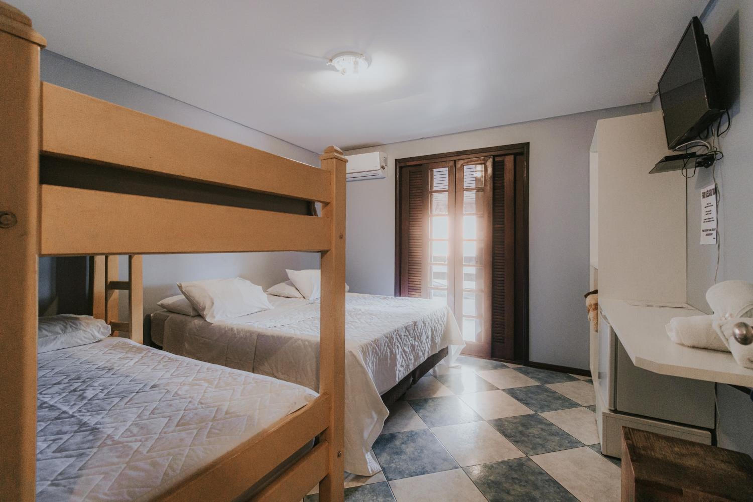 Quadruple Room with Pool View photo 2