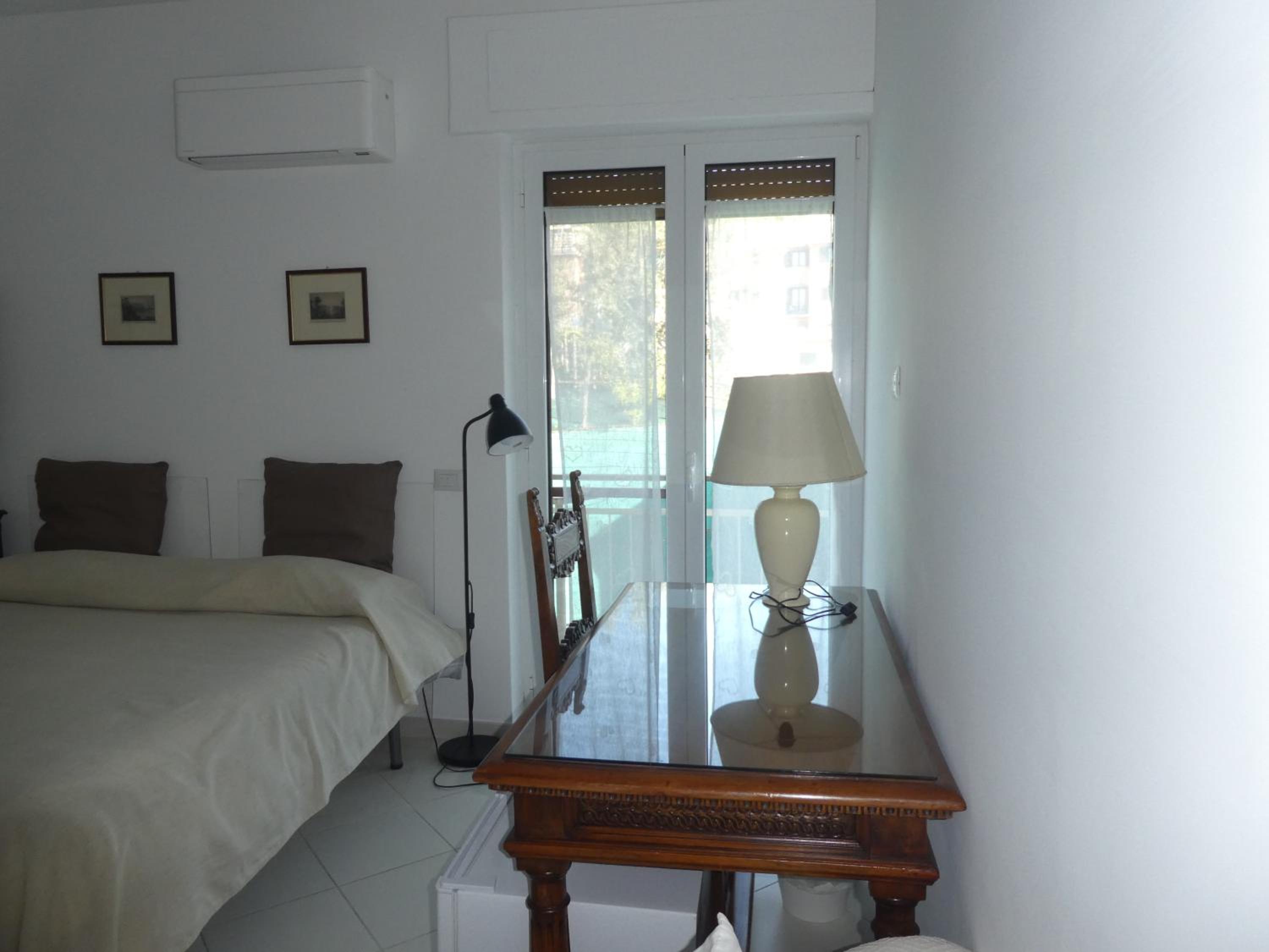 Double Room with Private Bathroom and Garden View - Photo 2